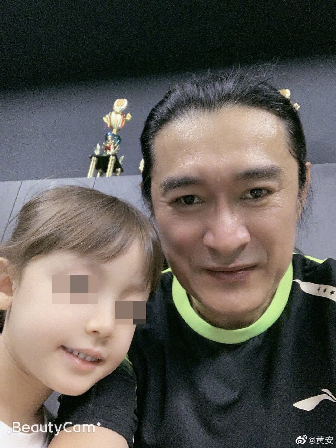 黃安女兒生下兩個可愛外孫女，現在坐等當爺爺。（翻攝自黃安微博）