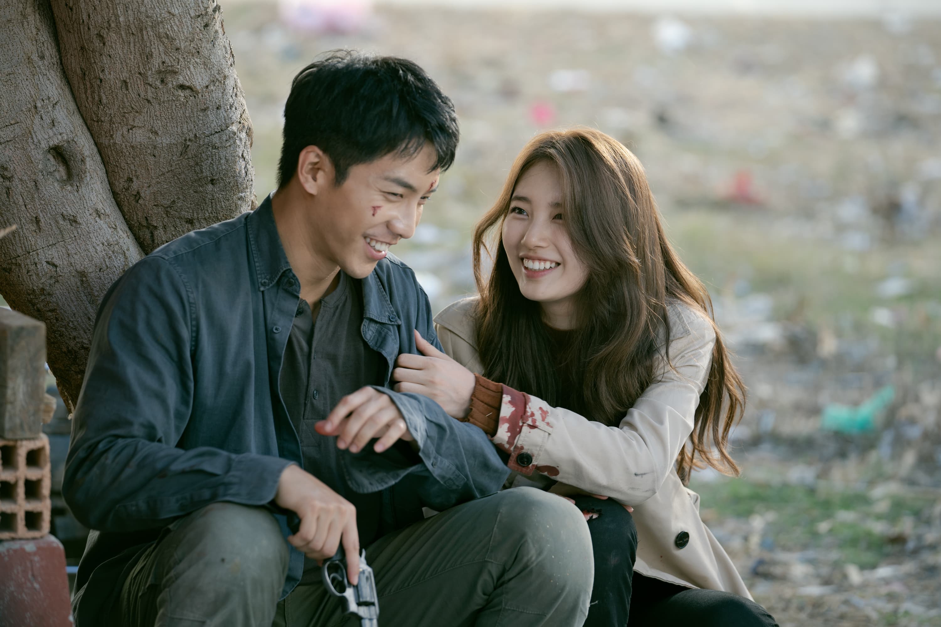 秀智（右）與李昇基在《浪行驚爆點》二度合作，默契十足。（Netflix提供）