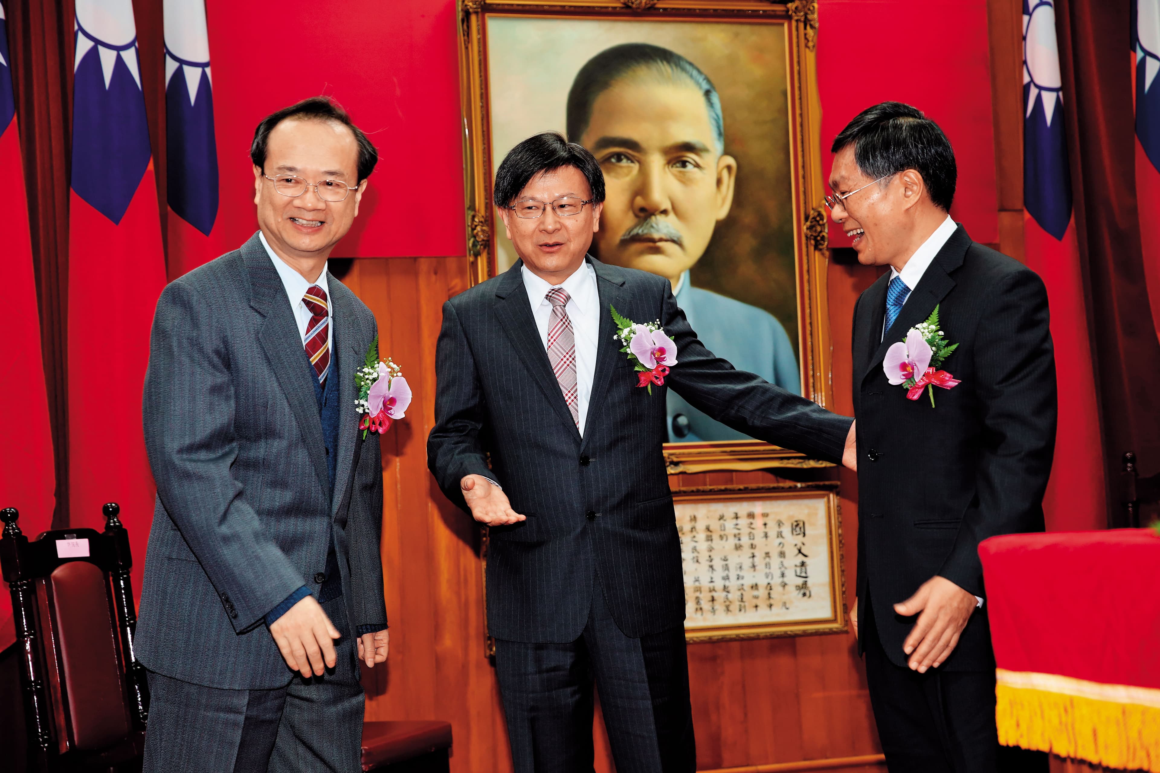 石木欽（中）在前年底風光上任公懲會委員長，就職典禮官蓋雲集，如今卻因涉及風紀案而黯然下台。左為時任司法院長許宗力、右為高院院長李彥文。