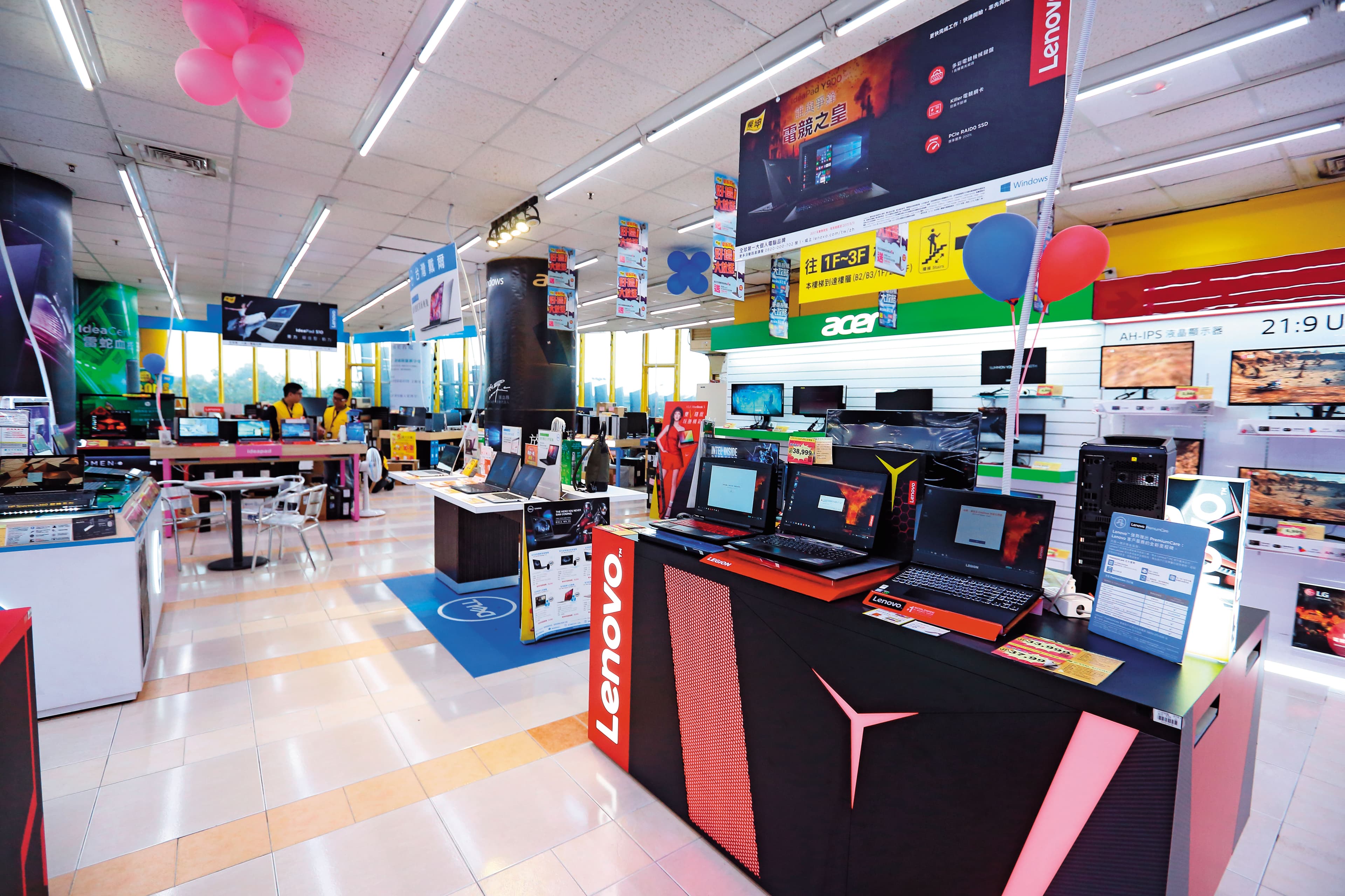 平日營業時間，燦坤門市的店員竟比客人還要多。