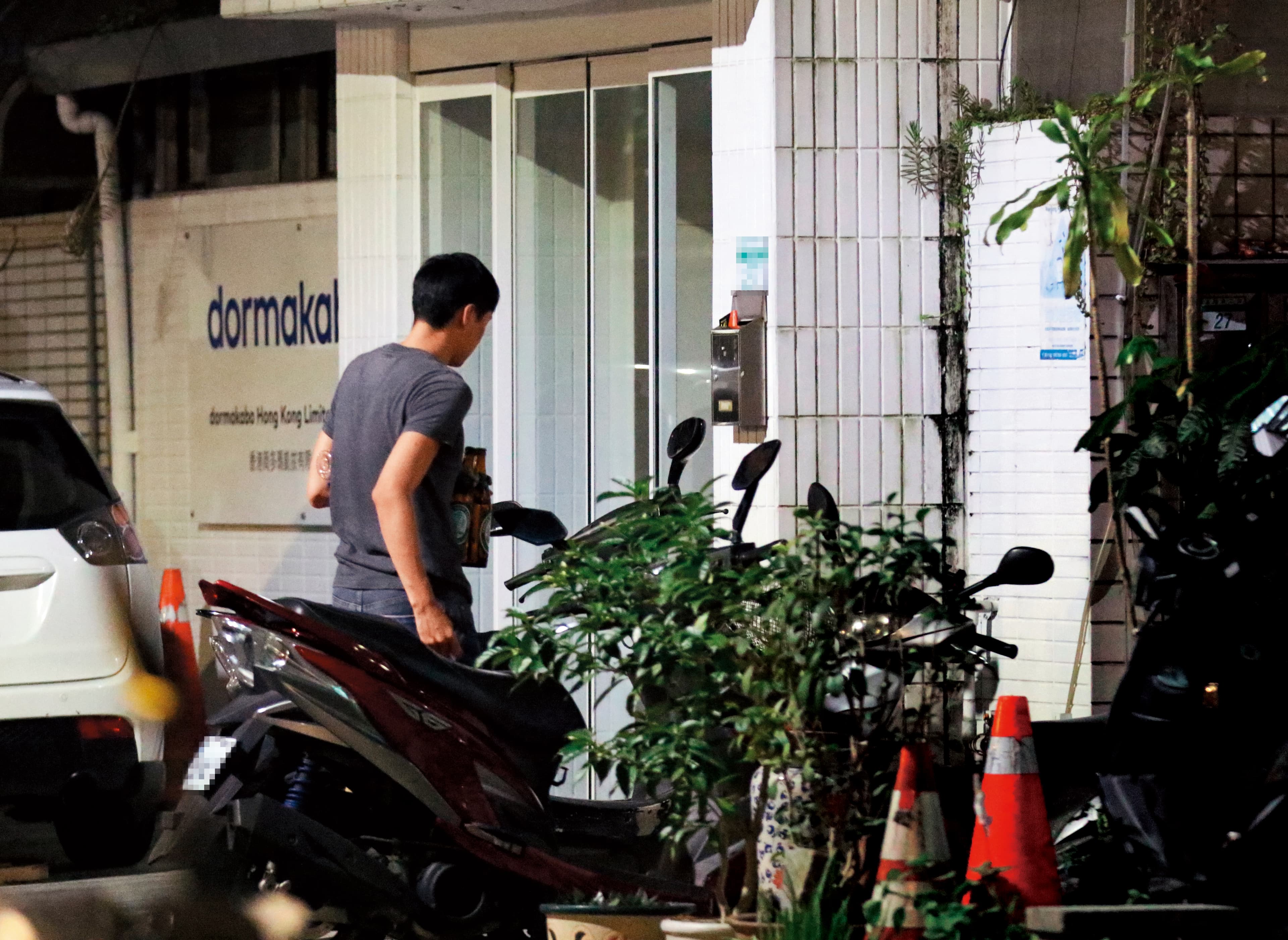 9/12 00:58 賴昱澂下班後買了許多啤酒，準備回家和孫筱渥一起小酌。