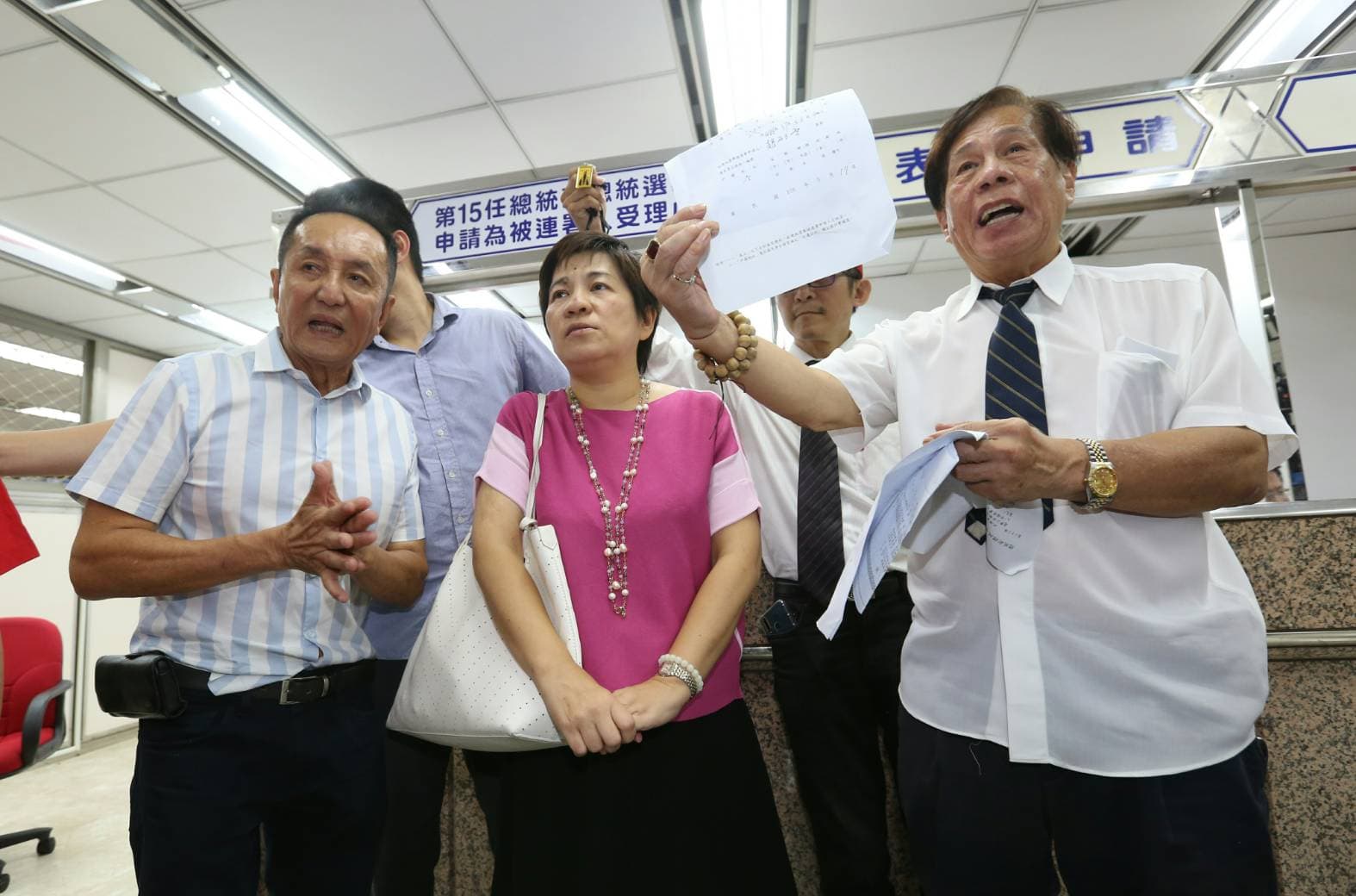 在登記截止前擁柯的前立委黃文玲（中）突然現身在中選會幫柯文哲領表。