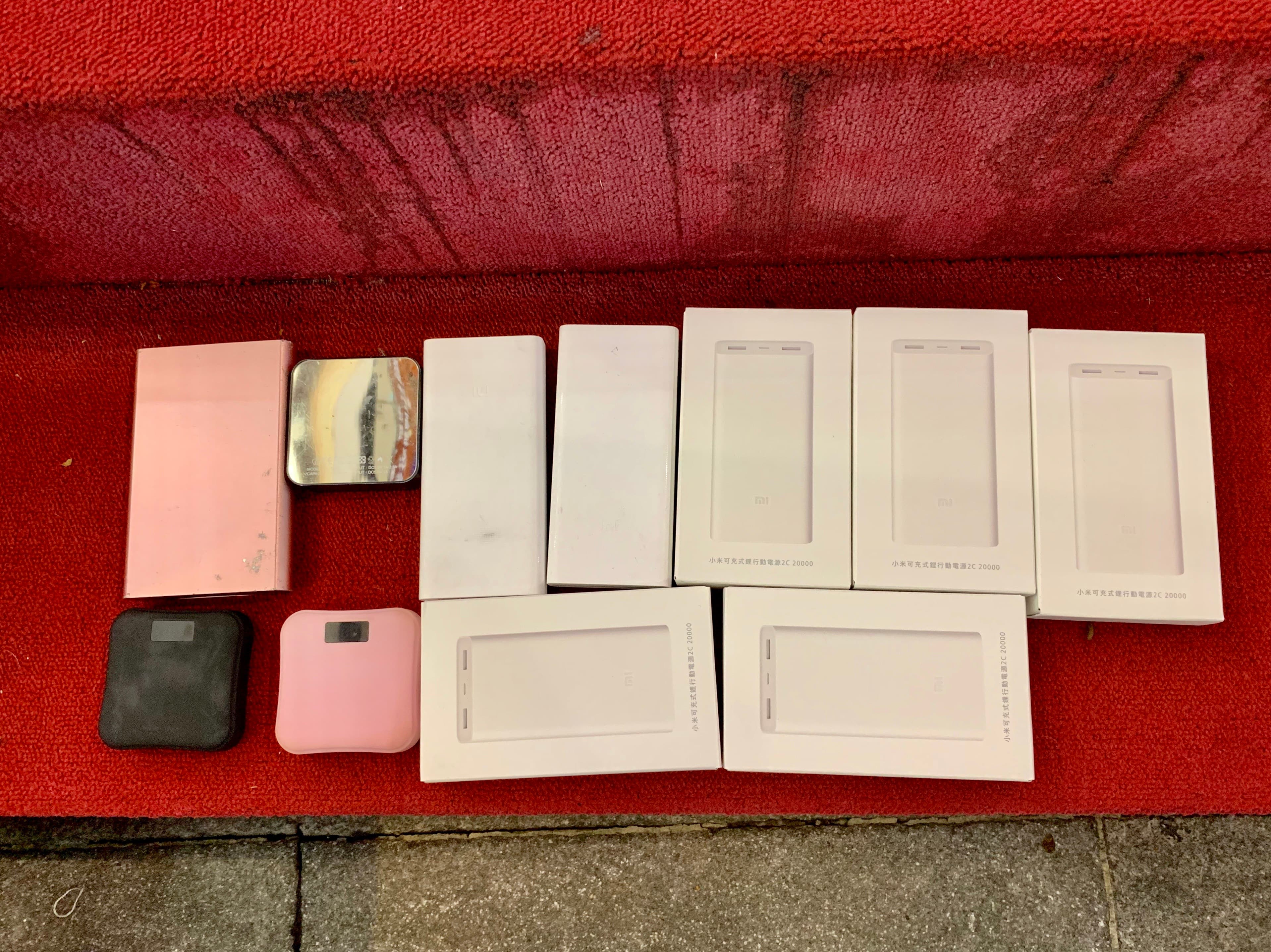 洪先生準備好11顆行動電源充手機殺時間，要一路熬到本週五開賣。