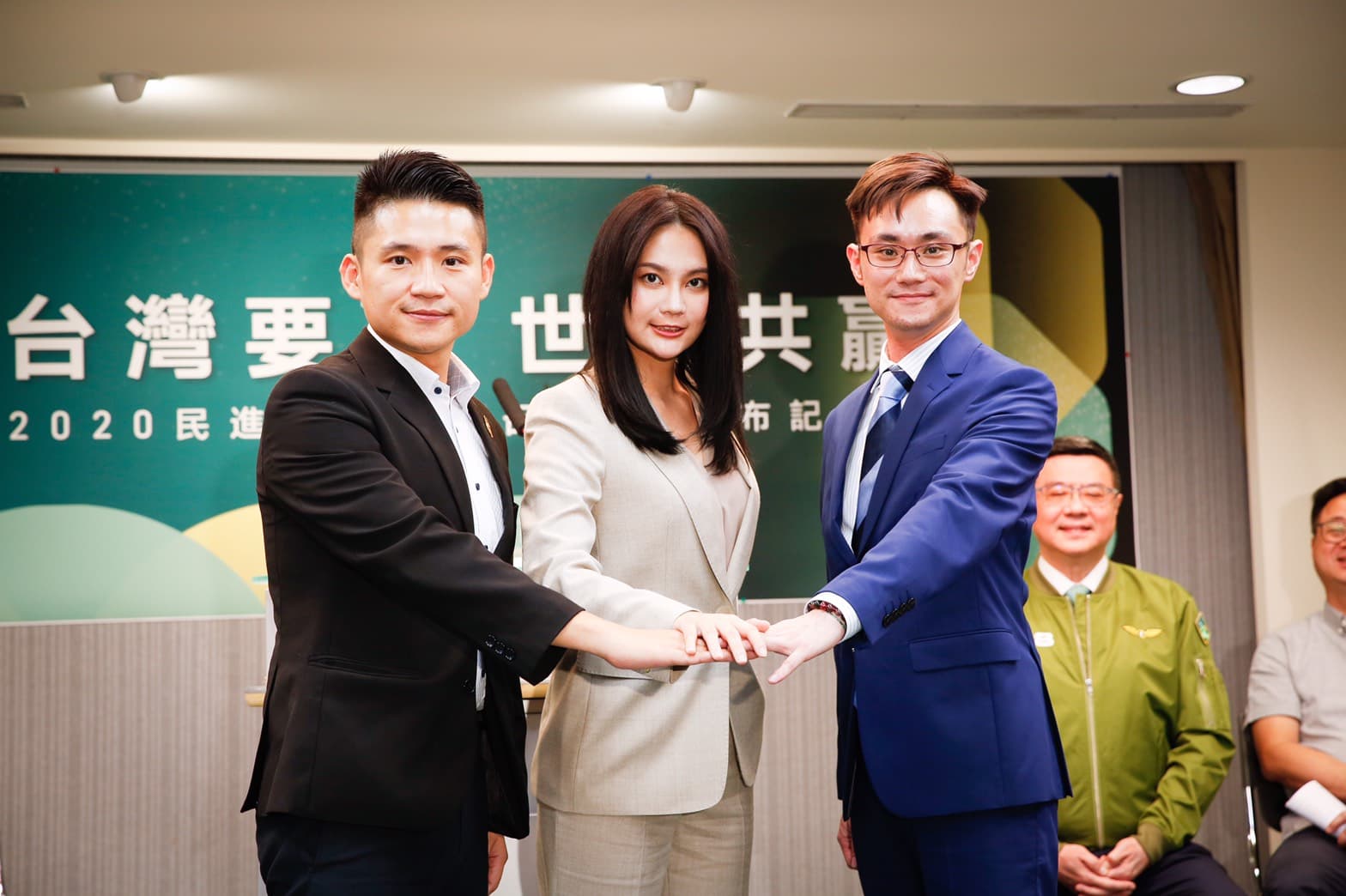 27歲的賴品妤（中）是民進黨下屆立委候選人中最年輕的選將。