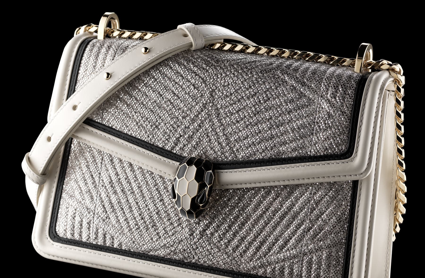 Serpenti Diamond Blast以閃閃發光的絎縫金屬水蛇皮展現耀眼風采。（寶格麗提供）