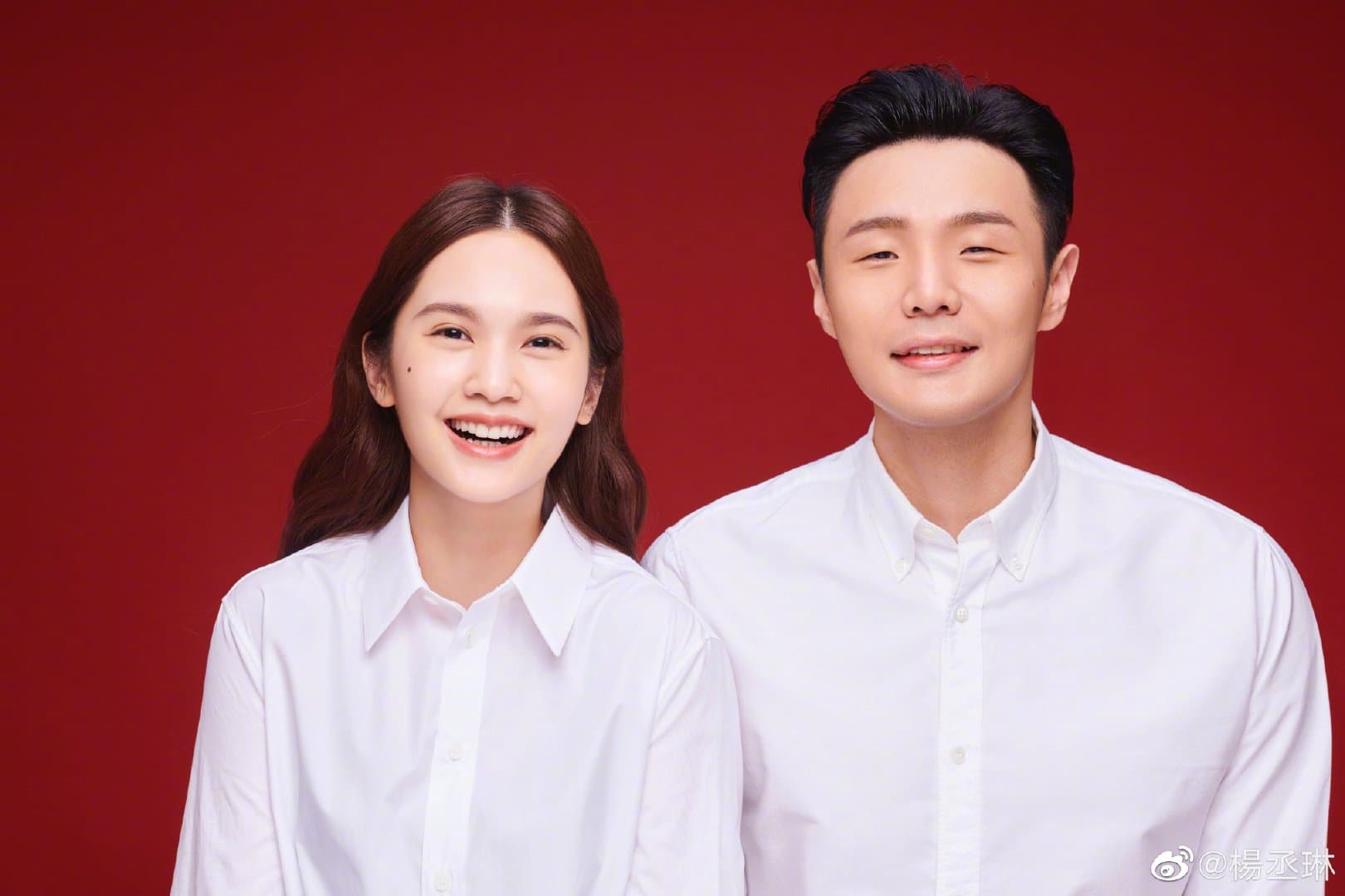楊丞琳與李榮浩放上兩人領證後的新婚夫妻照。（圖／摘自楊丞琳微博）