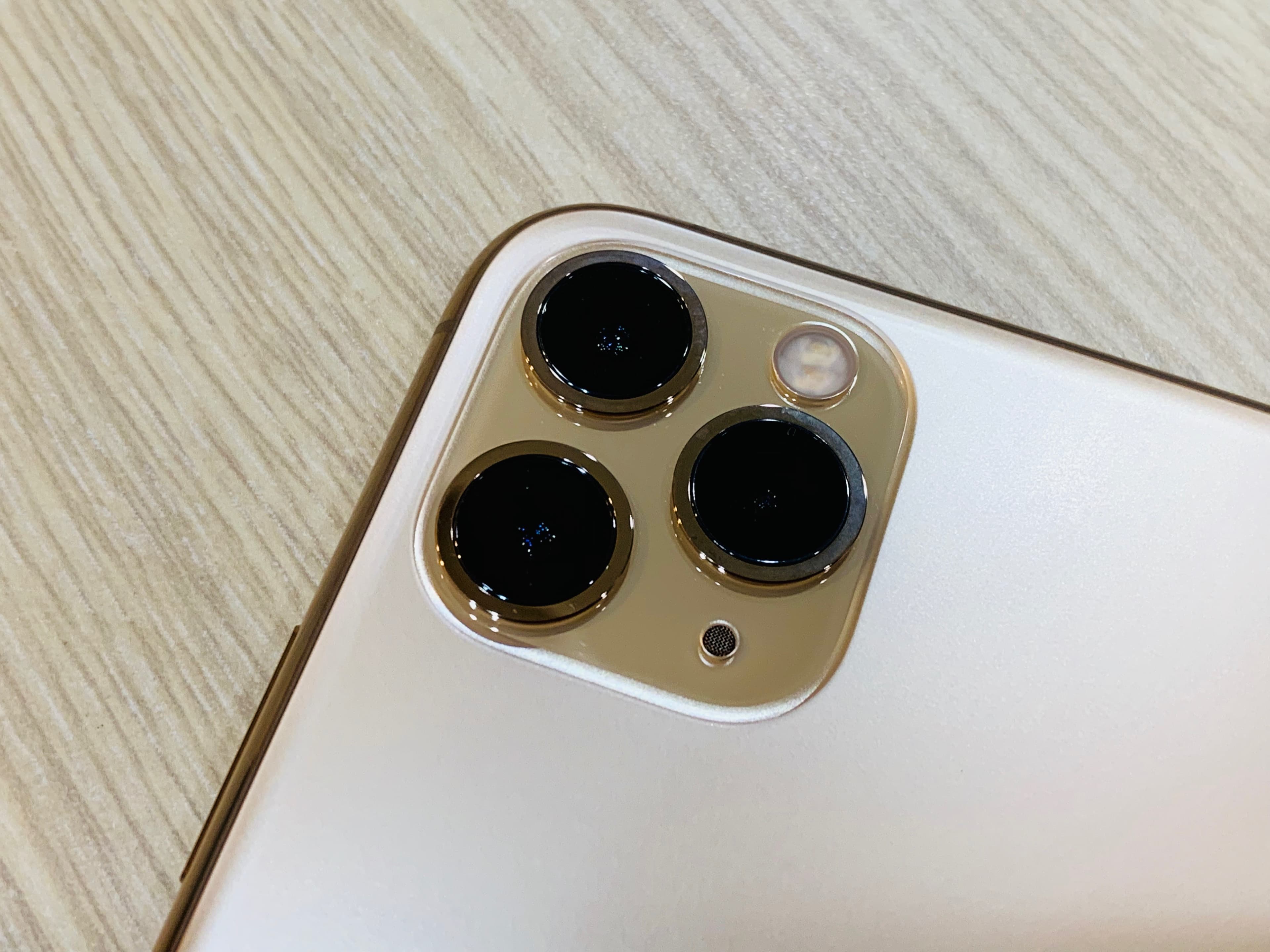 iPhone 11 Pro Max三鏡頭具備超廣角、廣角和望遠功能。