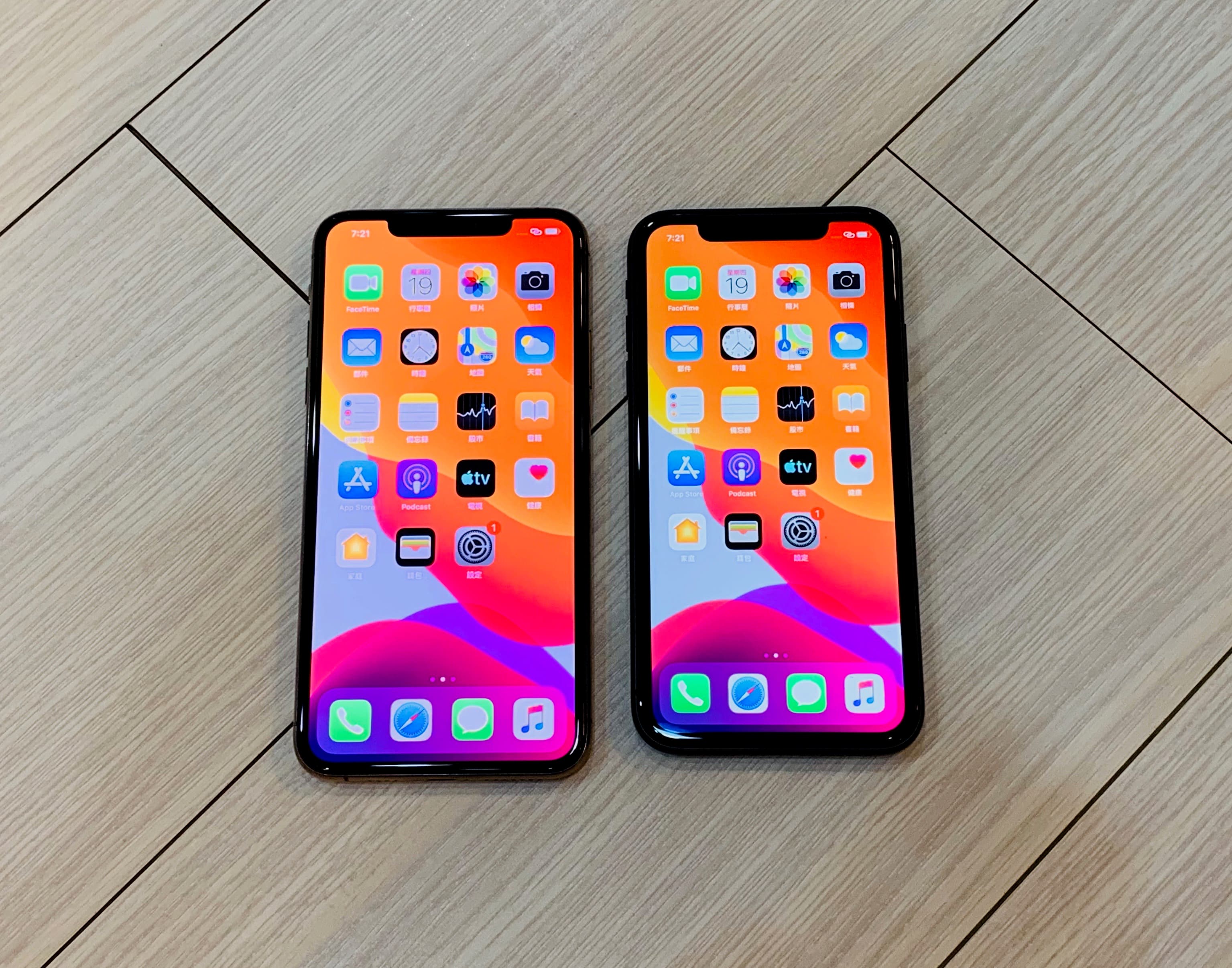 iPhone 11 Pro Max（圖左）和iPhone 11（圖右）仍維持瀏海螢幕設計。
