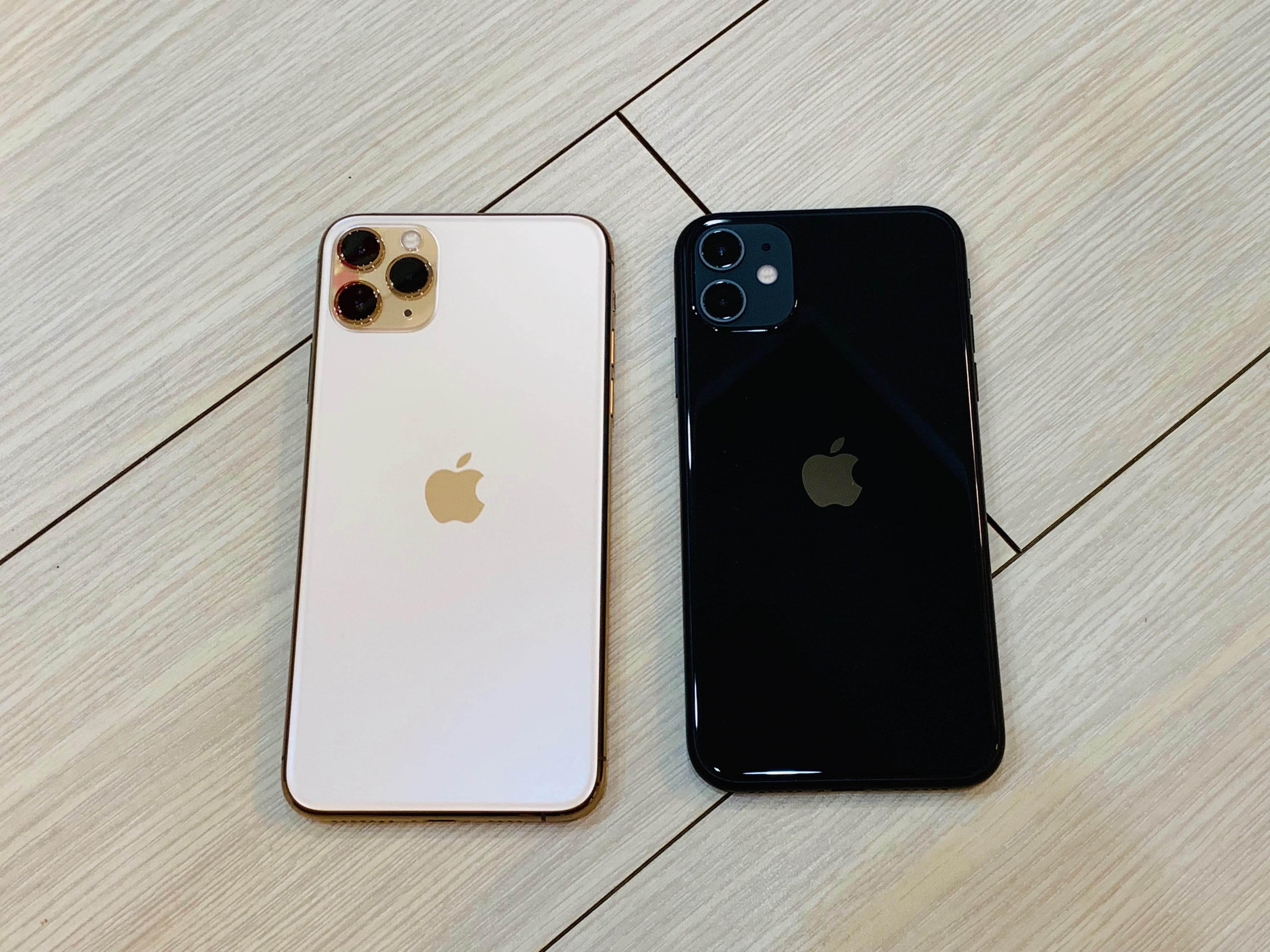 iPhone 11 Pro Max搭載三鏡頭（圖左），iPhone 11（圖右）則是雙鏡頭。