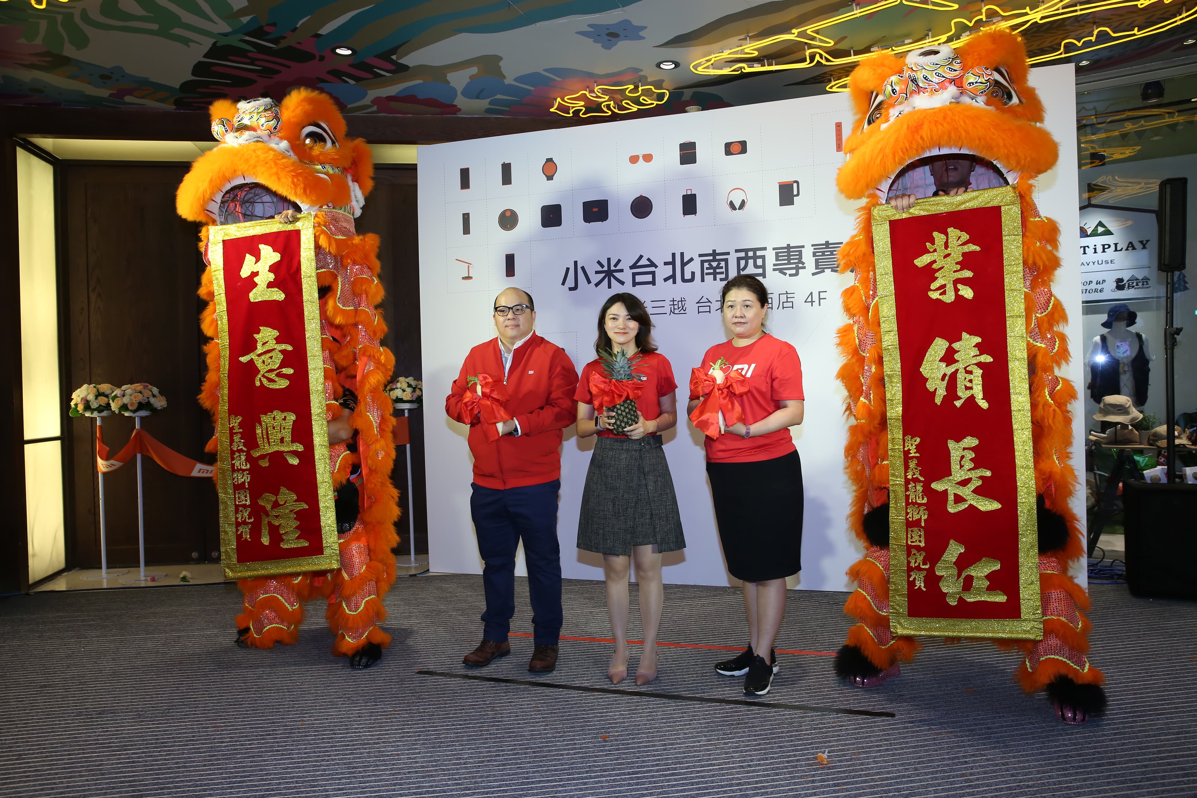  台灣總經理羅燕（中）表示，年底前台灣將會有16家實體門市。