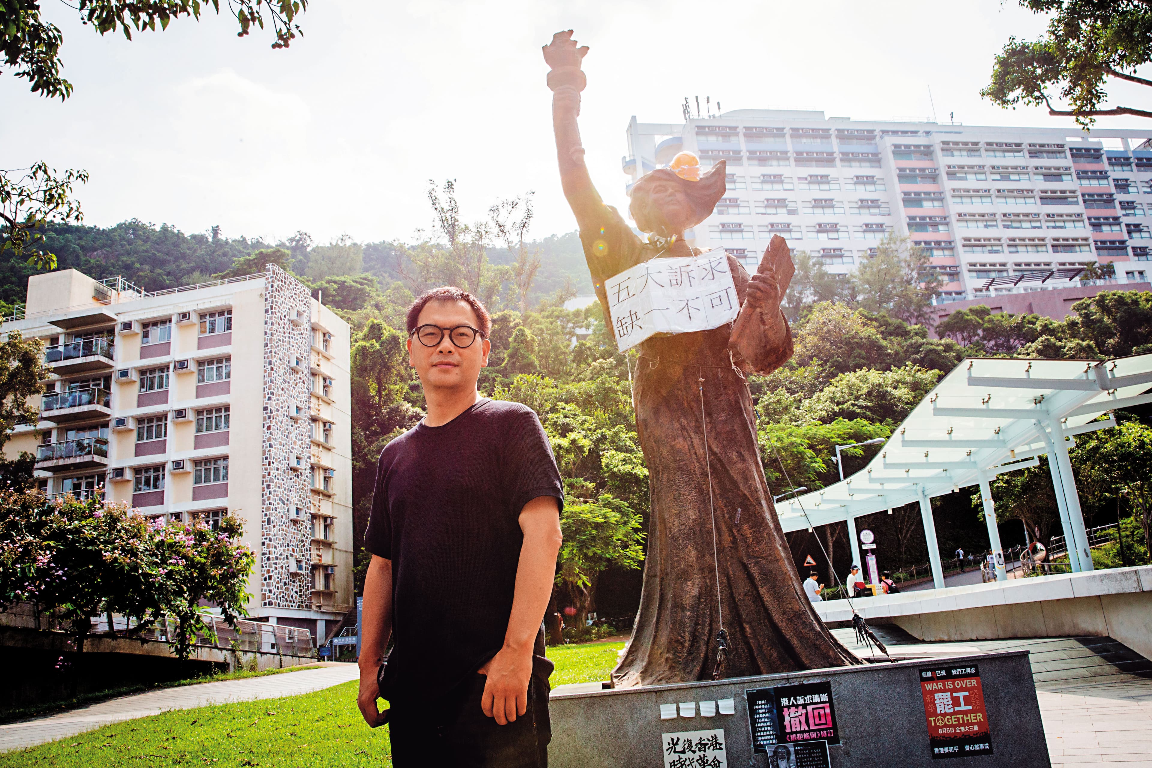 香港中大政治與行政學系副教授周保松，以及今年8月底出現在中文大學文化廣場的香港「民主女神像」。