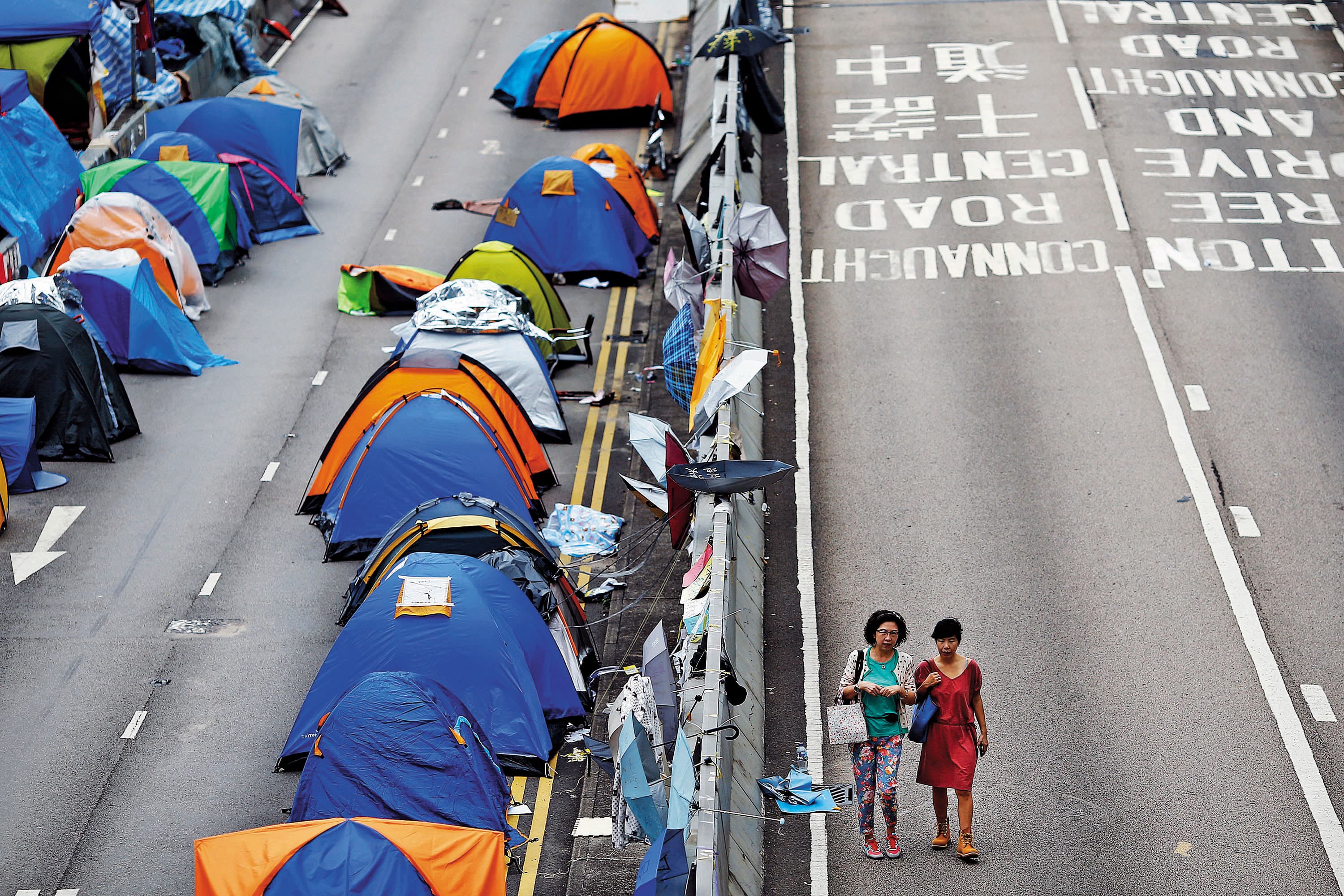 2014年9月28日起，港人和平占領的中環成為「抗議營地」，曾同時被數千頂帳篷「占領」。（達志影像）