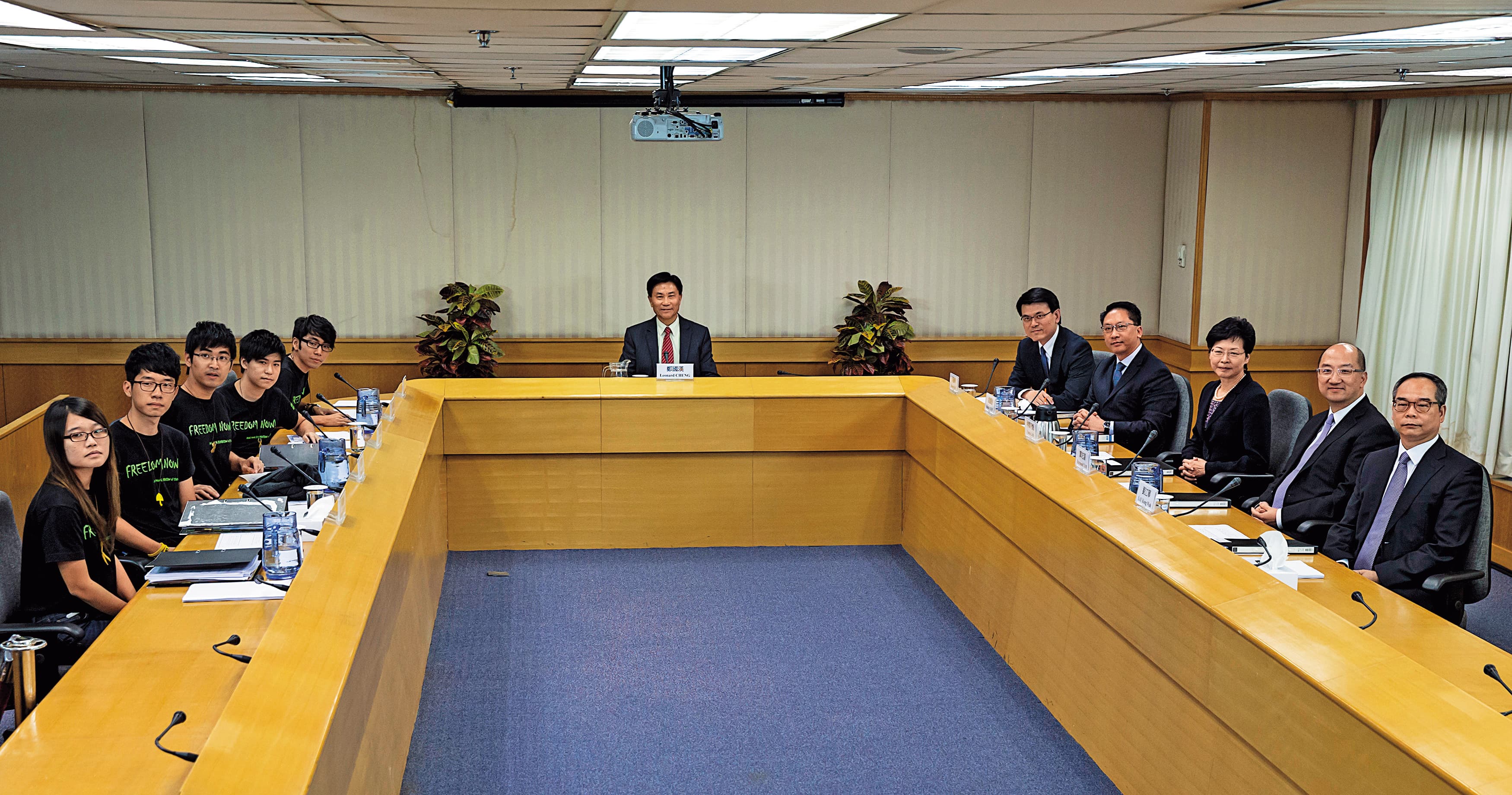 2014年10月21日，岑敖暉及香港學聯另外4位代表與以林鄭月娥為首的香港政府高級官員代表對話。（達志影像）