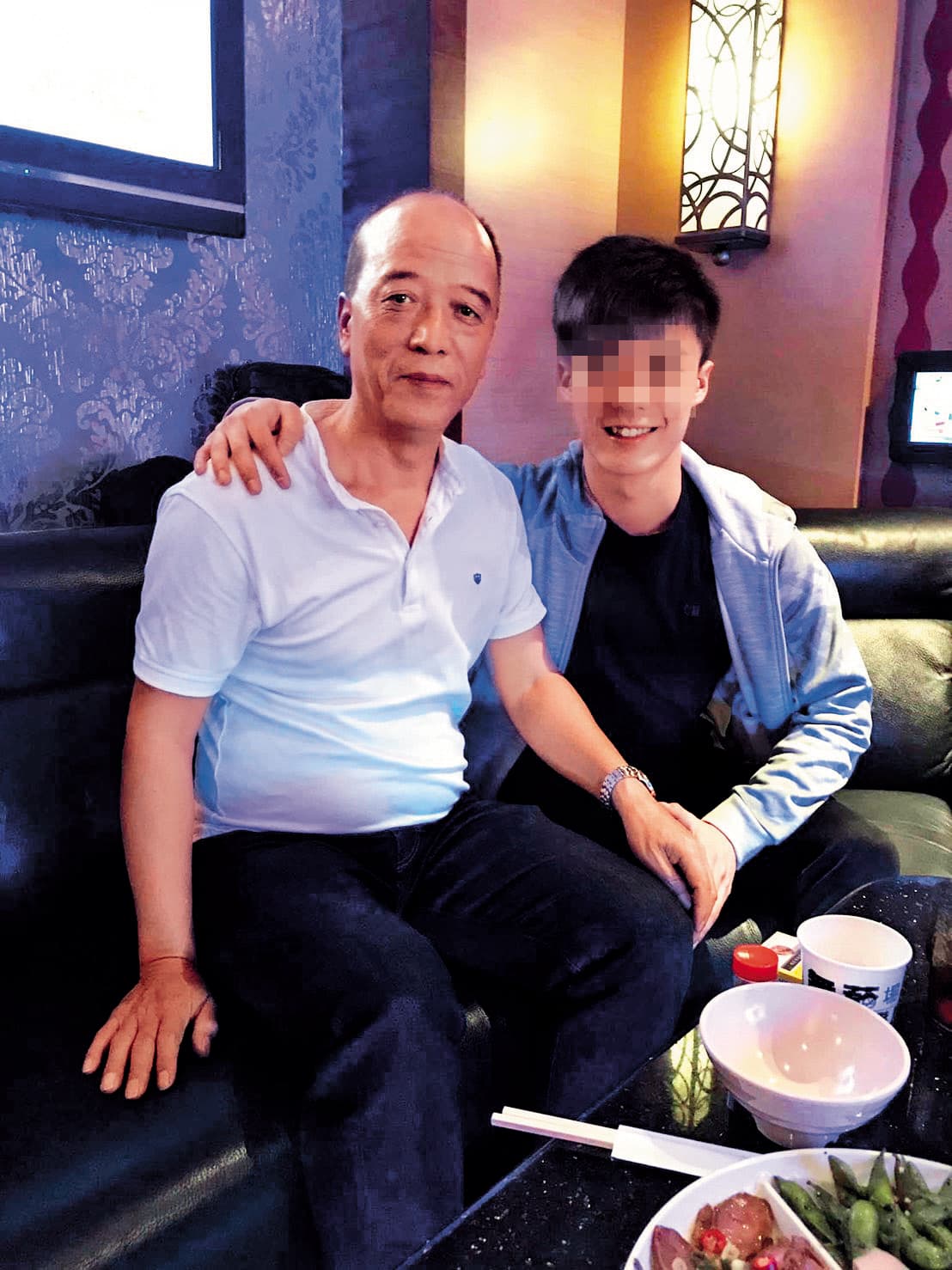 滑冰協會副理事長洪明堂（左）的兒子（右）在滑冰界小有名氣，與黃姓教練交情深厚。（翻攝臉書）