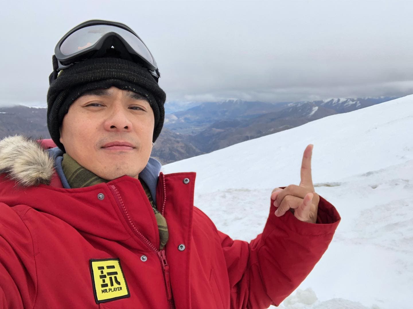 得知老婆懷第二胎,竇智孔開心陪老婆到婦產科產檢。(摘自竇智孔臉書)
