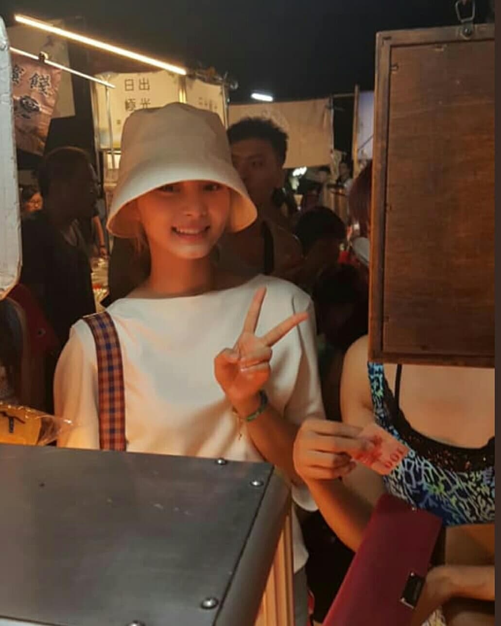 TWICE成員周子瑜上週返台度中秋佳節，現身夜市讓許多粉絲很驚喜。（翻攝自alice721010 IG）