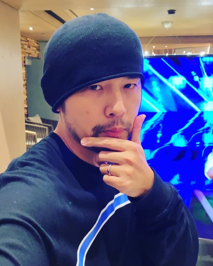 周杰倫招待美國藝術家逛士林夜市，聽到店家播新歌超開心。（翻攝周杰倫IG）