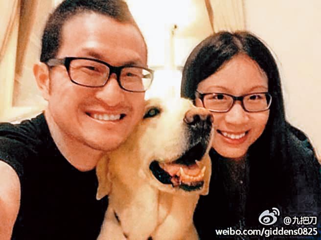 九把刀與前女友小內相戀10年，兩人還養了拉不拉多愛犬阿魯。（翻攝自九把刀微博）