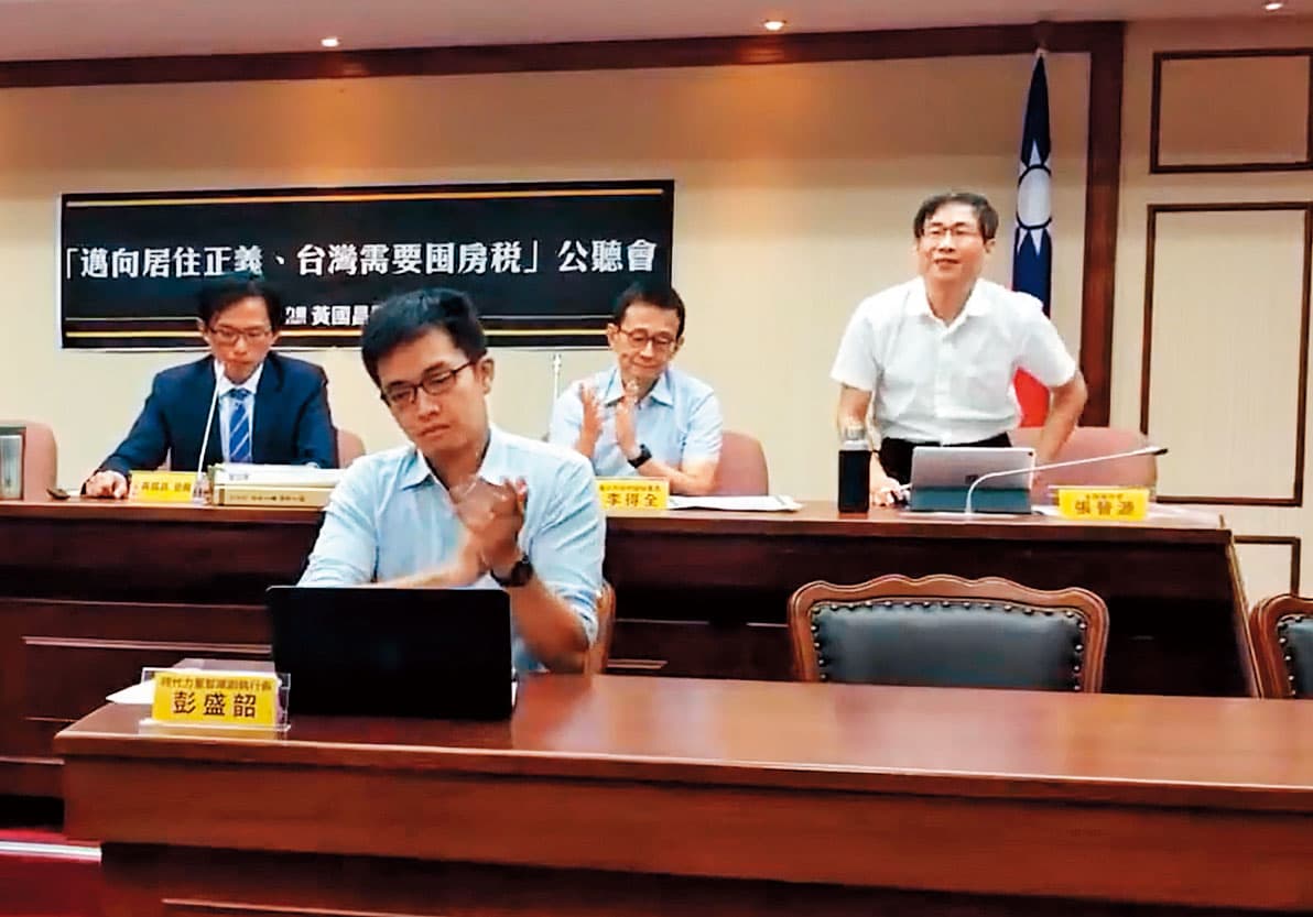 張晉源近年來熱心政治活動，日前還出席立委黃國昌舉行的囤房稅公聽會。（翻攝自黃國昌辦公室公聽會）