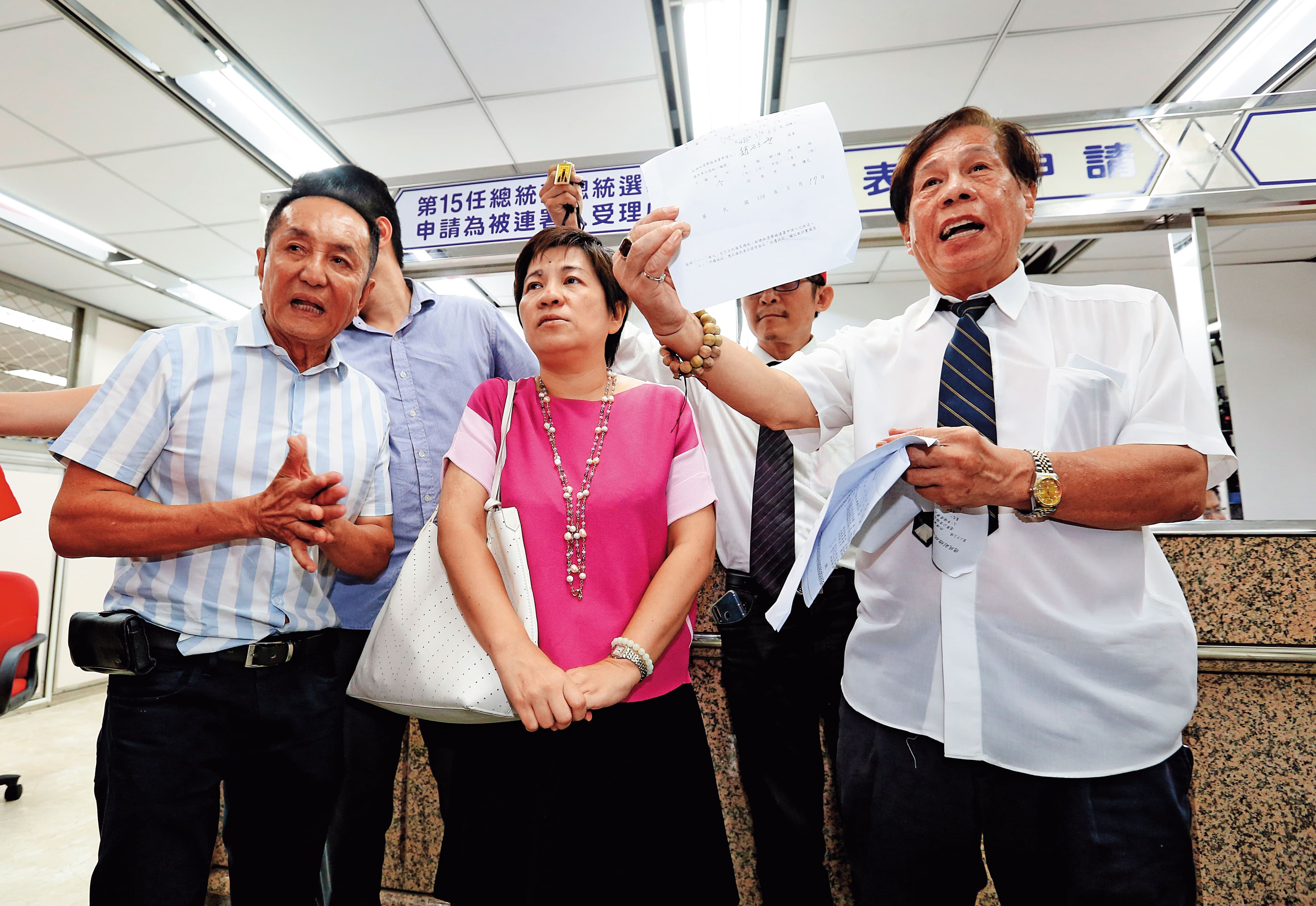 民間友人「國師團」連日勸進柯P選總統，日前更在中選會上演「代柯登記」鬧劇。