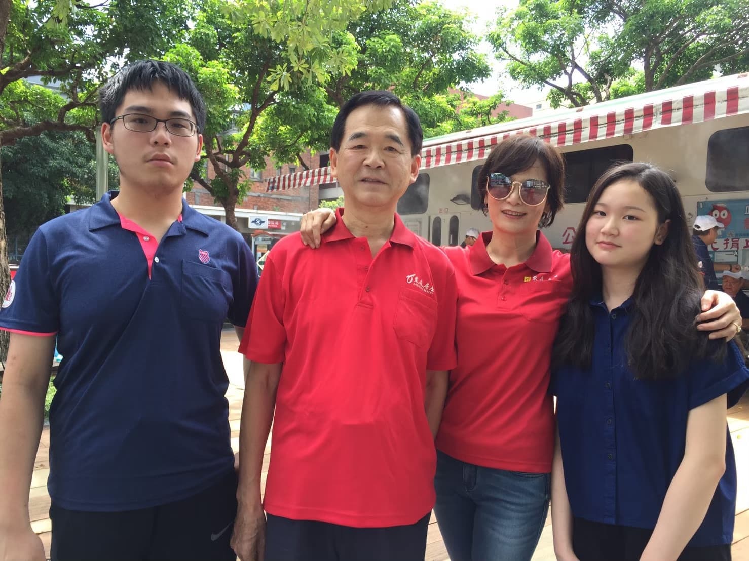 王應傑的第二任妻子陳淑娟（右二）於七月過世，他和一對子女的感情因此更緊密。（王應傑提供）
