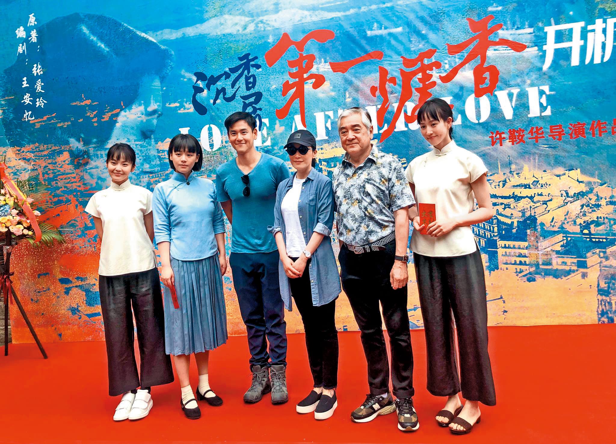 張鈞甯（右1）與邱澤合作時，還在趕拍與彭于晏（左3）合演的《第一爐香》。（翻攝自微博）