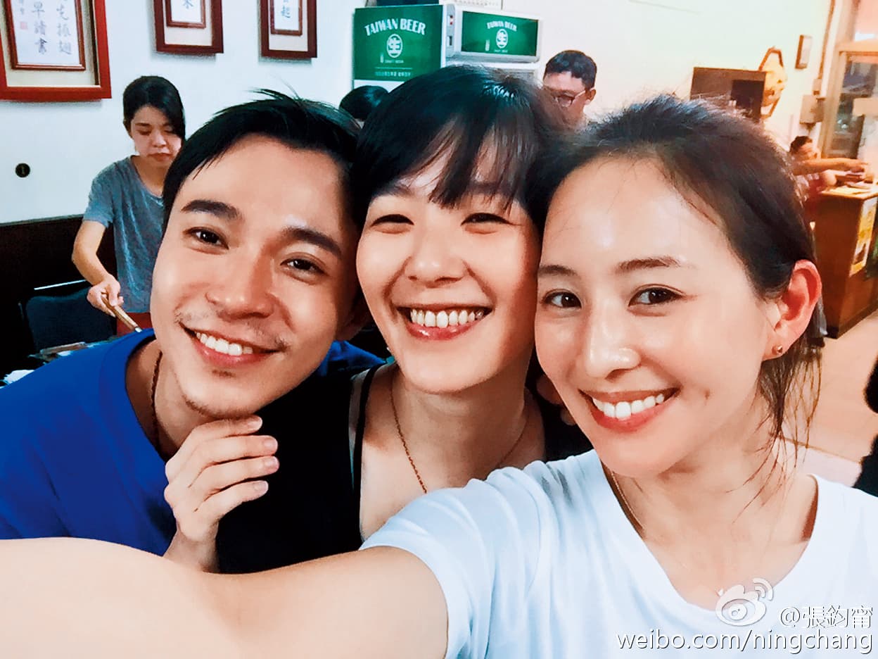 張鈞甯（右起）與焦安溥、青峰交情不錯，2人更去青島探張的班。（翻攝自張鈞甯微博）