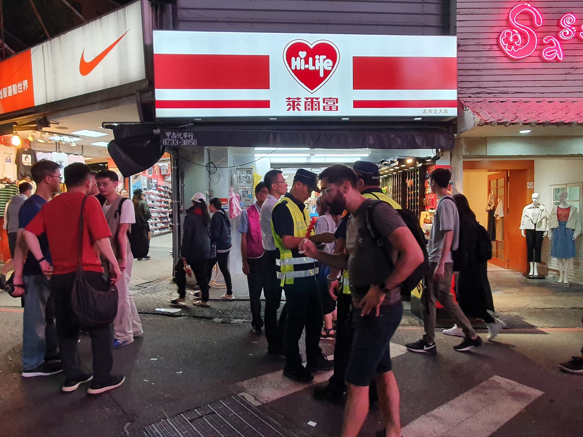 天價水果坑殺遊客的攤販，警方昨晚前往稽查已不見在原位。（「我是北投人」臉書授權提供）