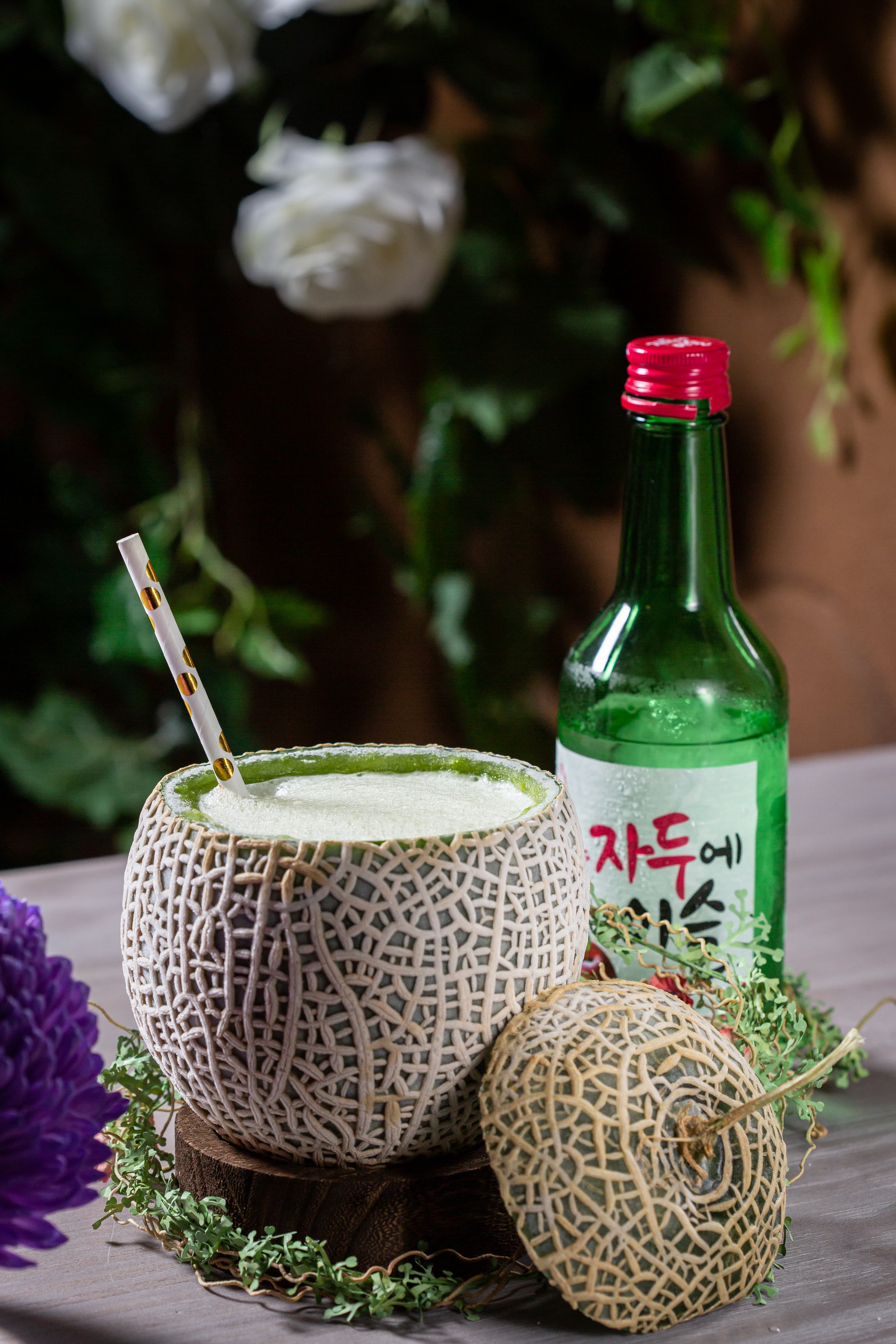 「迷你哈密瓜燒酒」以哈蜜瓜甜香彰顯燒酒清甜。（300元／杯）