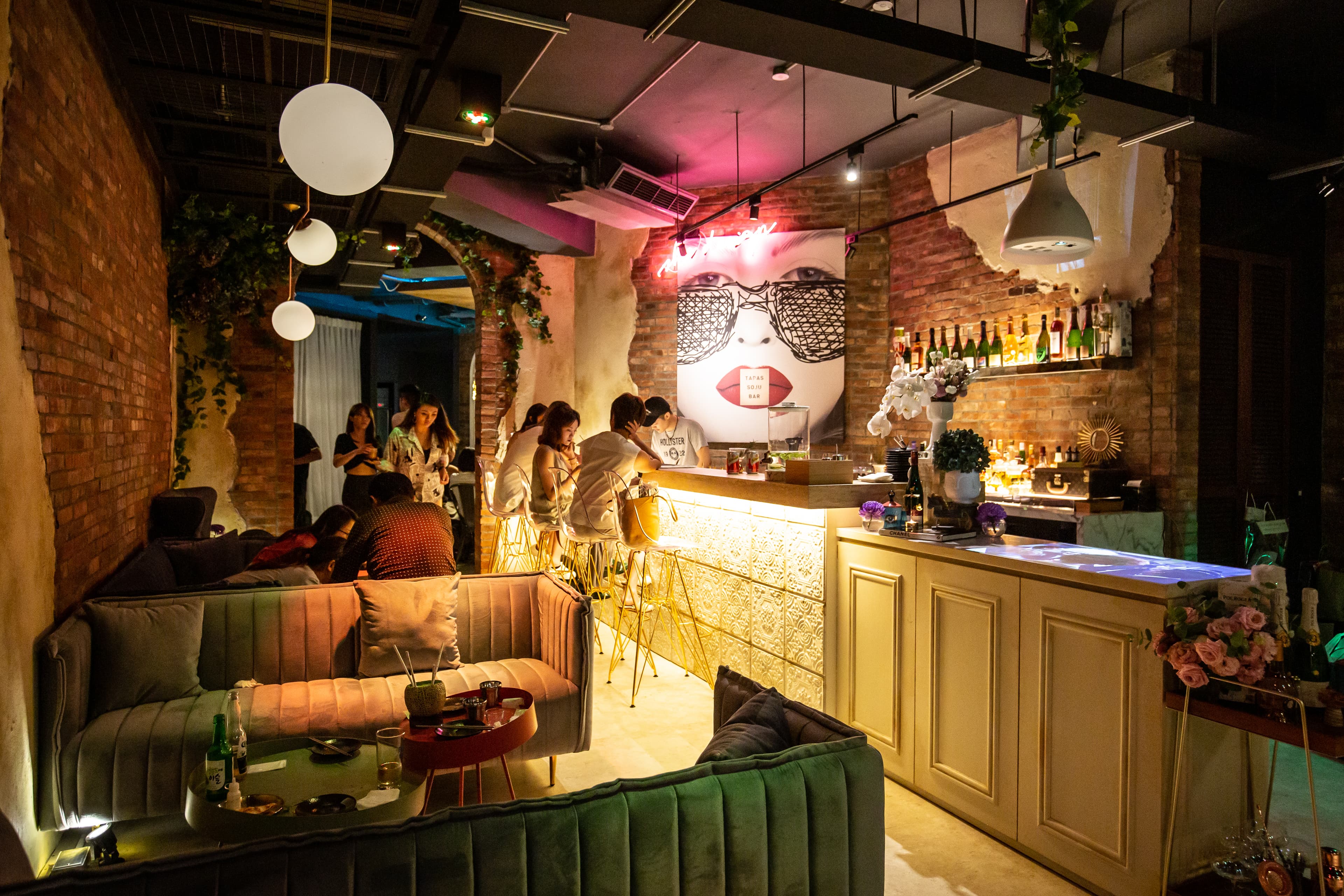 「燒酒一杯」化身「She_Design TAPAS SOJU BAR」，女力滿滿。