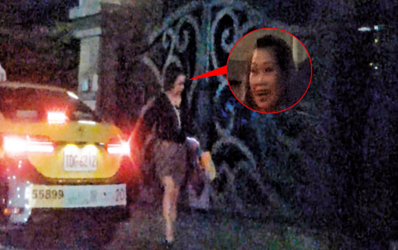 張瑞雄和疑似現任妻子的熟女共同搭計程車回到新北市新莊區豪宅。