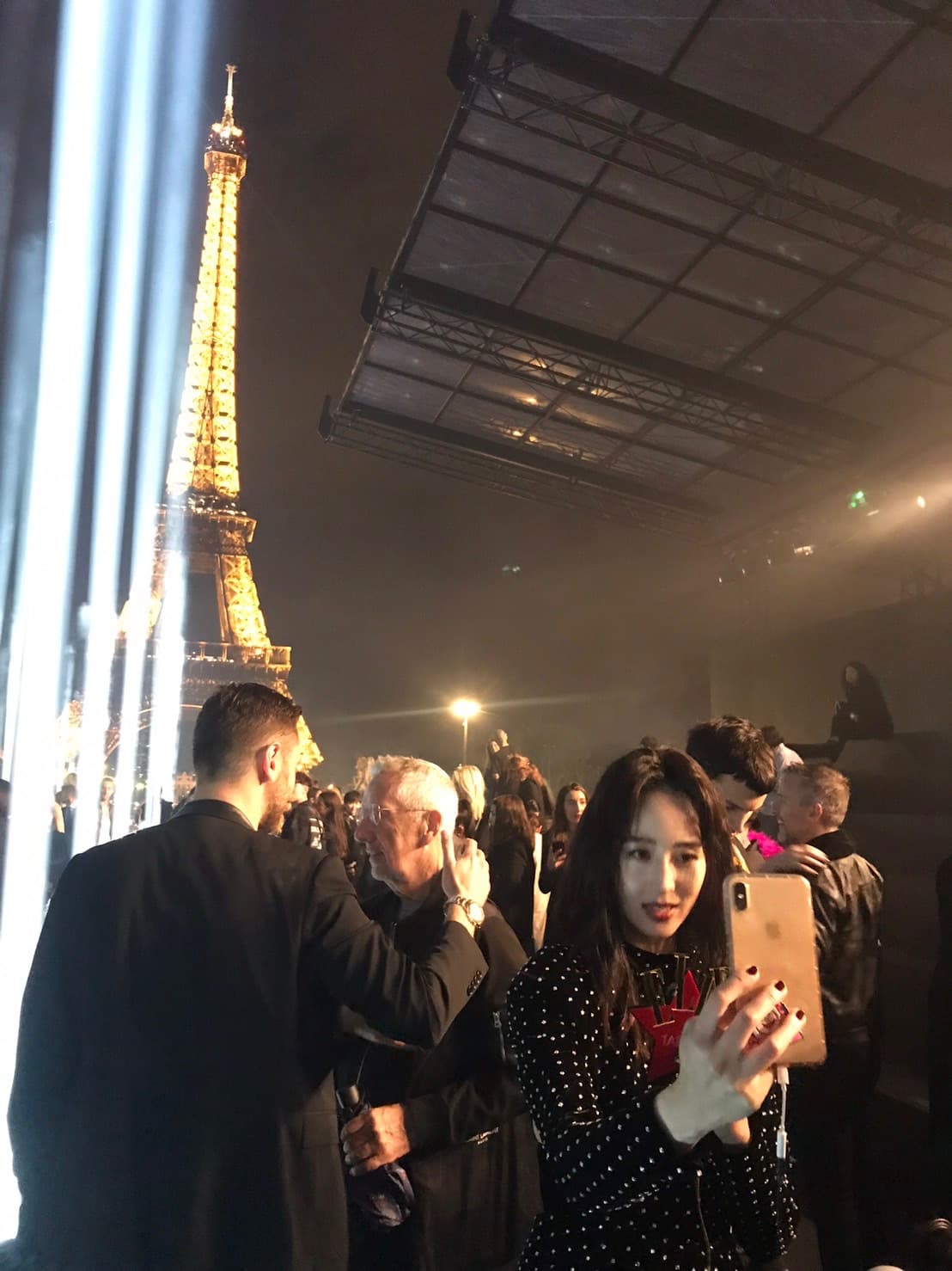 張鈞甯秀後與巴黎鐵塔一起玩自拍。