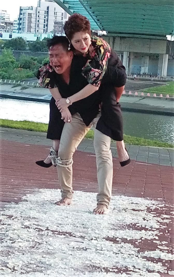 江宏恩在戲中赤腳走過碎玻璃。（艾迪昇傳播提供）