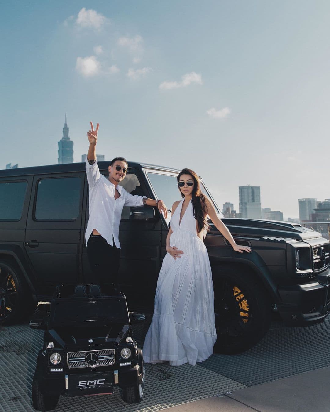 蔡詩芸與王陽明合照，照片中有一台小型車，是否暗示小寶貝是兒子呢？（翻攝自蔡詩芸IG）