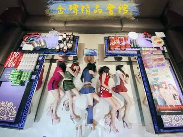 網友敲碗許久的酒店開箱文近期瘋傳，酒店妹打扮惹火一旁放著許多酒店必備物品。（翻設網路）