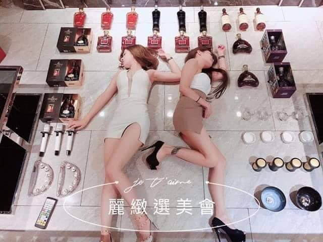 網友敲碗許久的酒店開箱文近期瘋傳，酒店妹打扮惹火一旁放著許多酒店必備物品。（翻設網路）