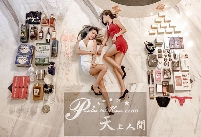 網友敲碗許久的酒店開箱文近期瘋傳，酒店妹打扮惹火一旁放著許多酒店必備物品。（翻設網路）