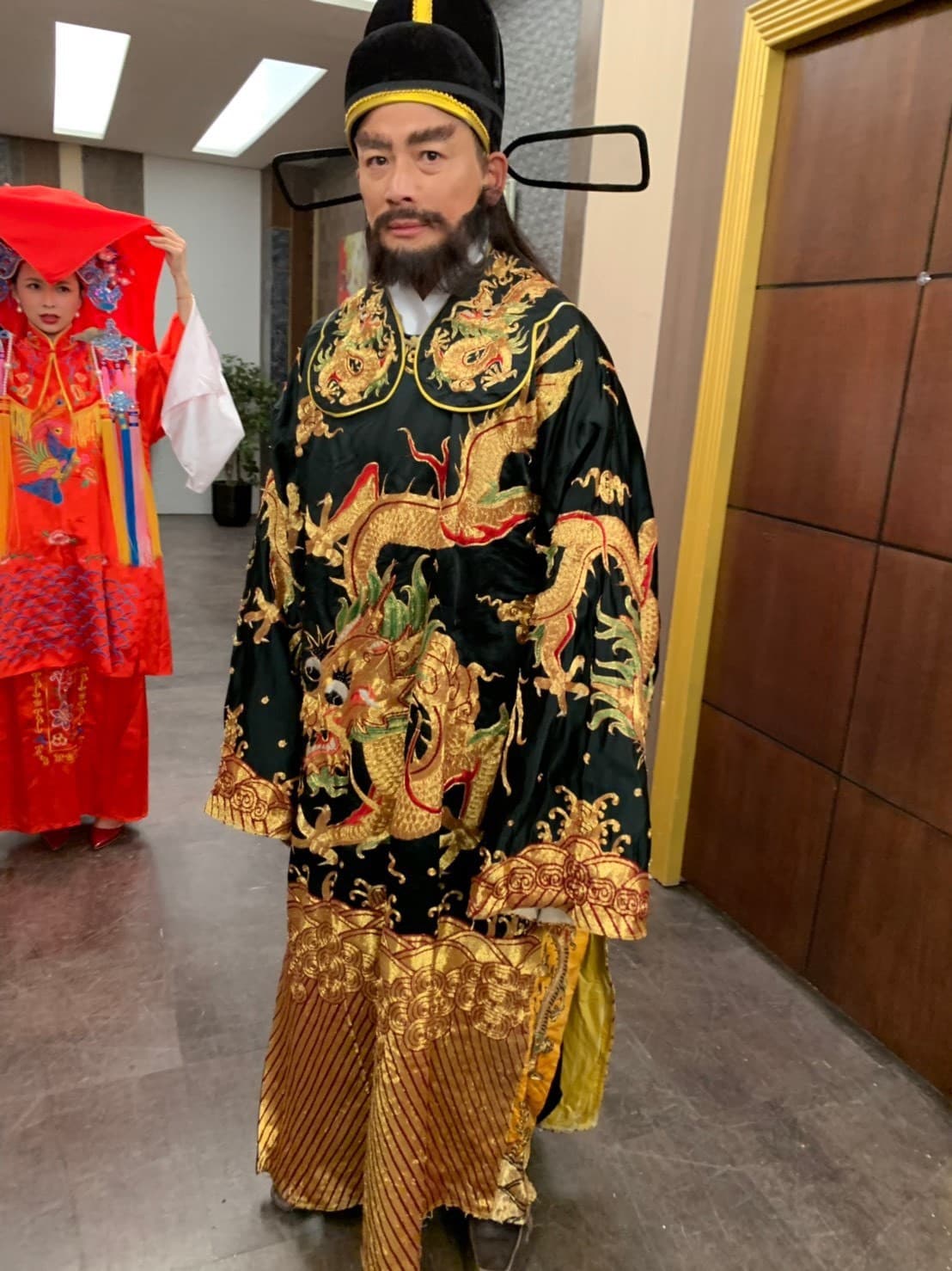 江宏恩為《炮仔聲》cosplay閻羅王。（三立提供）
