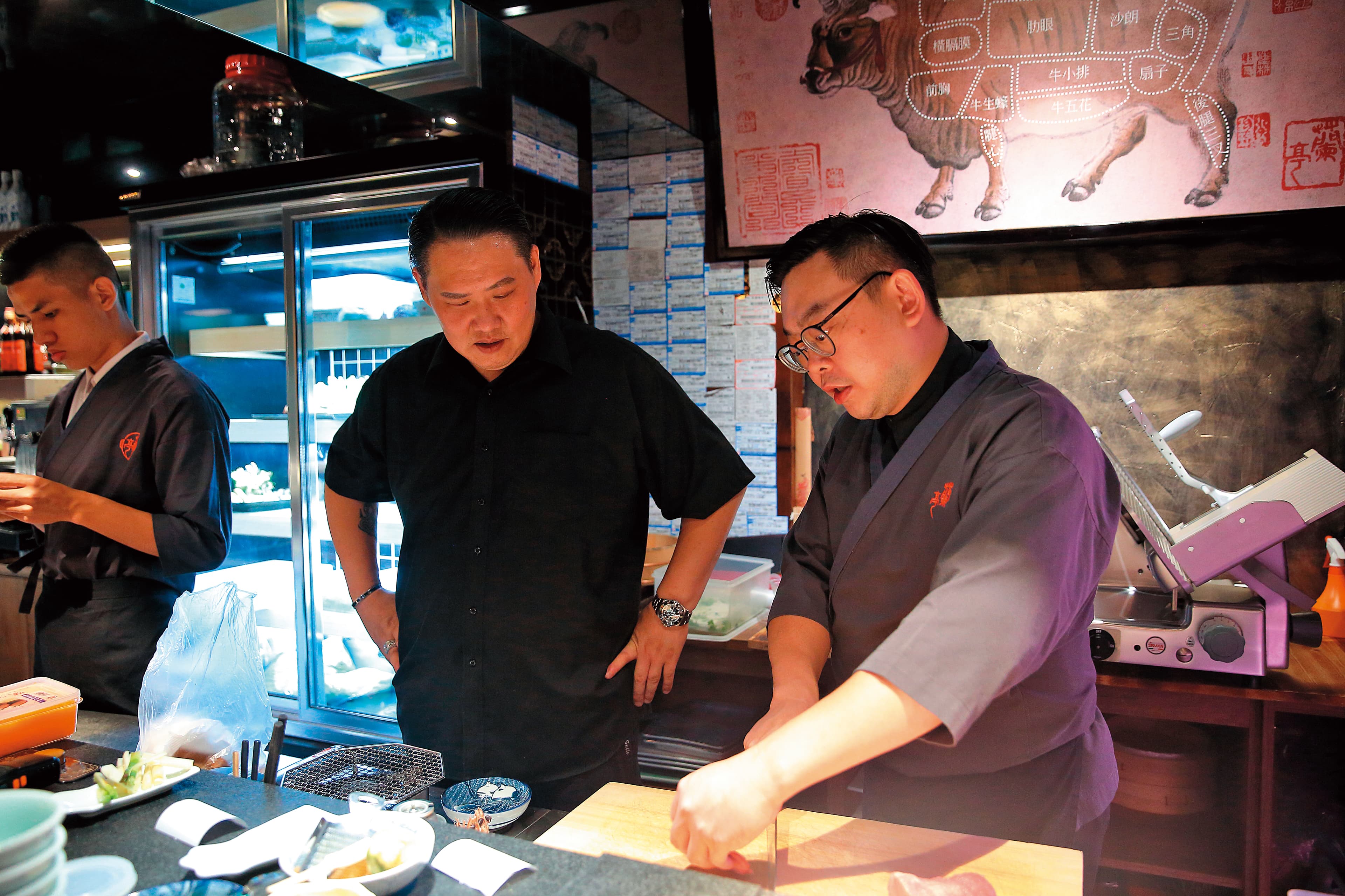 出身名店新都里的郭建億（右），從料理的基礎功教蘭小明（左），2人合作無間。