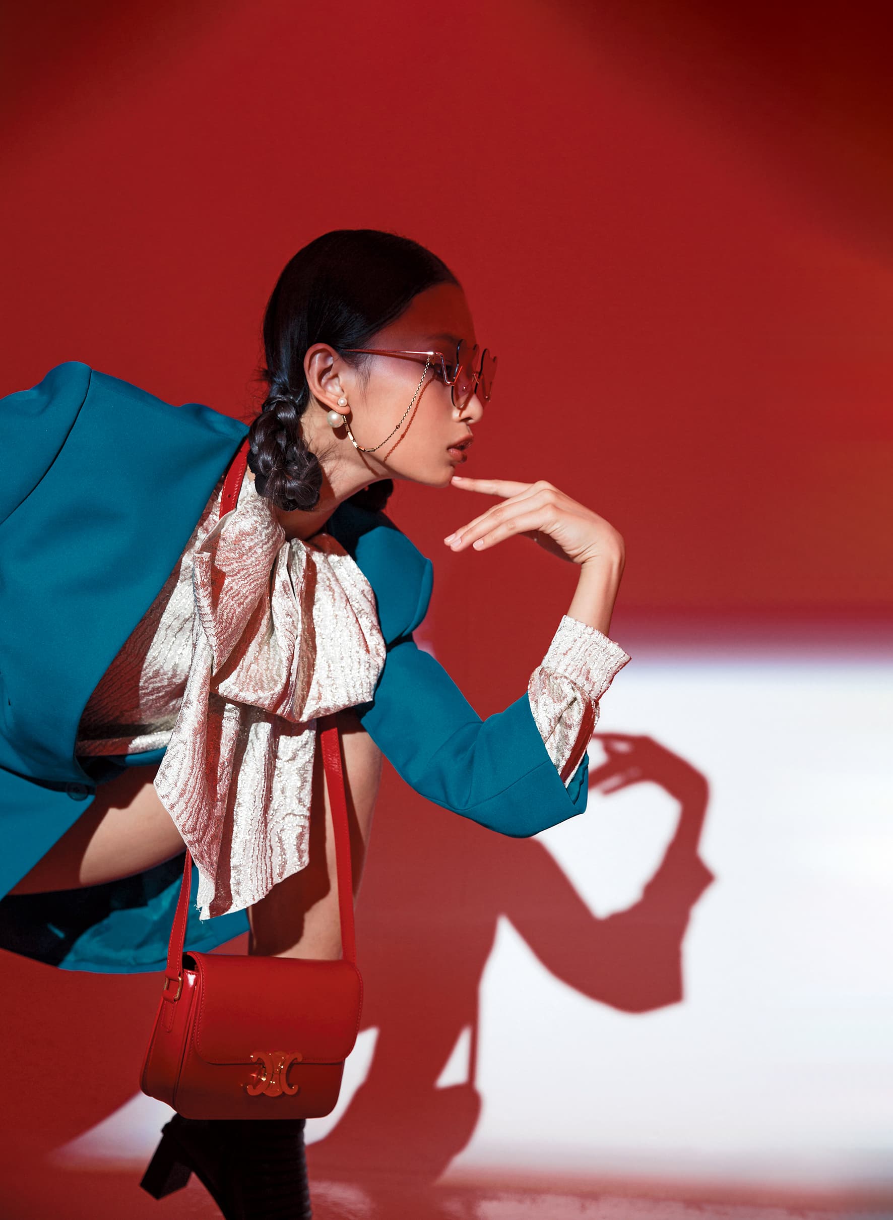 TRIOMPHE鮮紅色光滑小牛皮肩背包，NT$135,000 by CELINE／西裝洋裝，NT$64,600 by BALENCIAGA／淺銀色長袖襯衫，NT$61,300 by GUCCI／黑色短靴，價格未定 by BALENCIAGA／泰迪熊系列荆棘玫色墨鏡，NT$7,280 by FOR ART'S SAKE／Tribales仿舊金屬珍珠耳飾，NT$15,500 by Dior