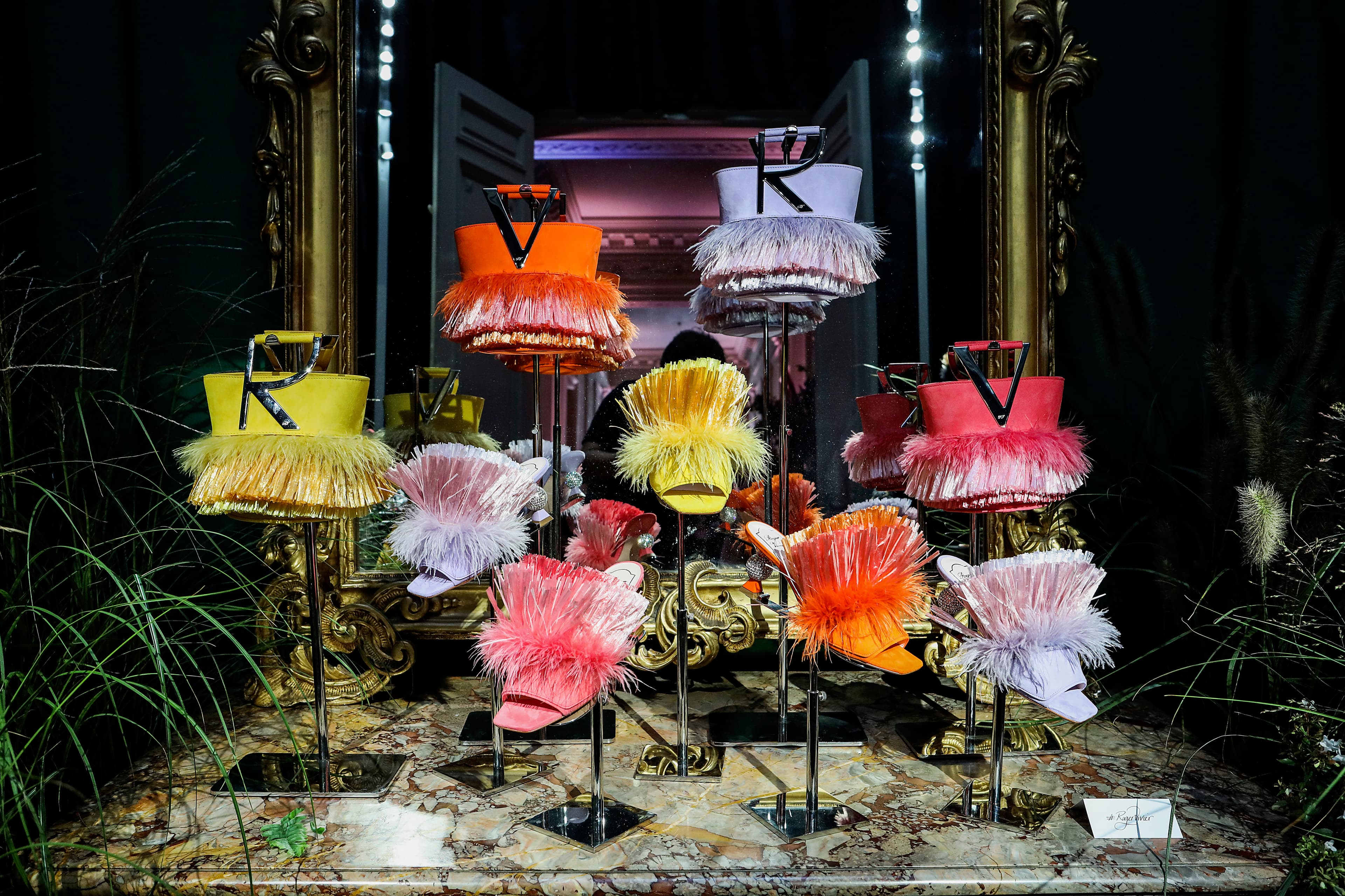 Tiki Viv’ Mini Bag充滿夏季氛圍，以羽毛及草編材質，創造行走與擺動之間的動感。（ROGER VIVIER提供）