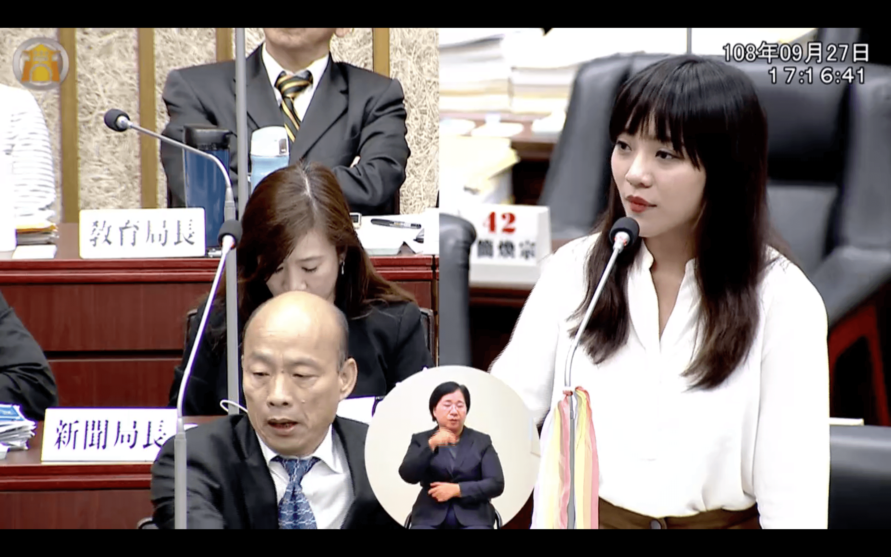 黃捷首先針對市政府團隊局處首長始終未到期批評。（圖片取自高雄市議會）