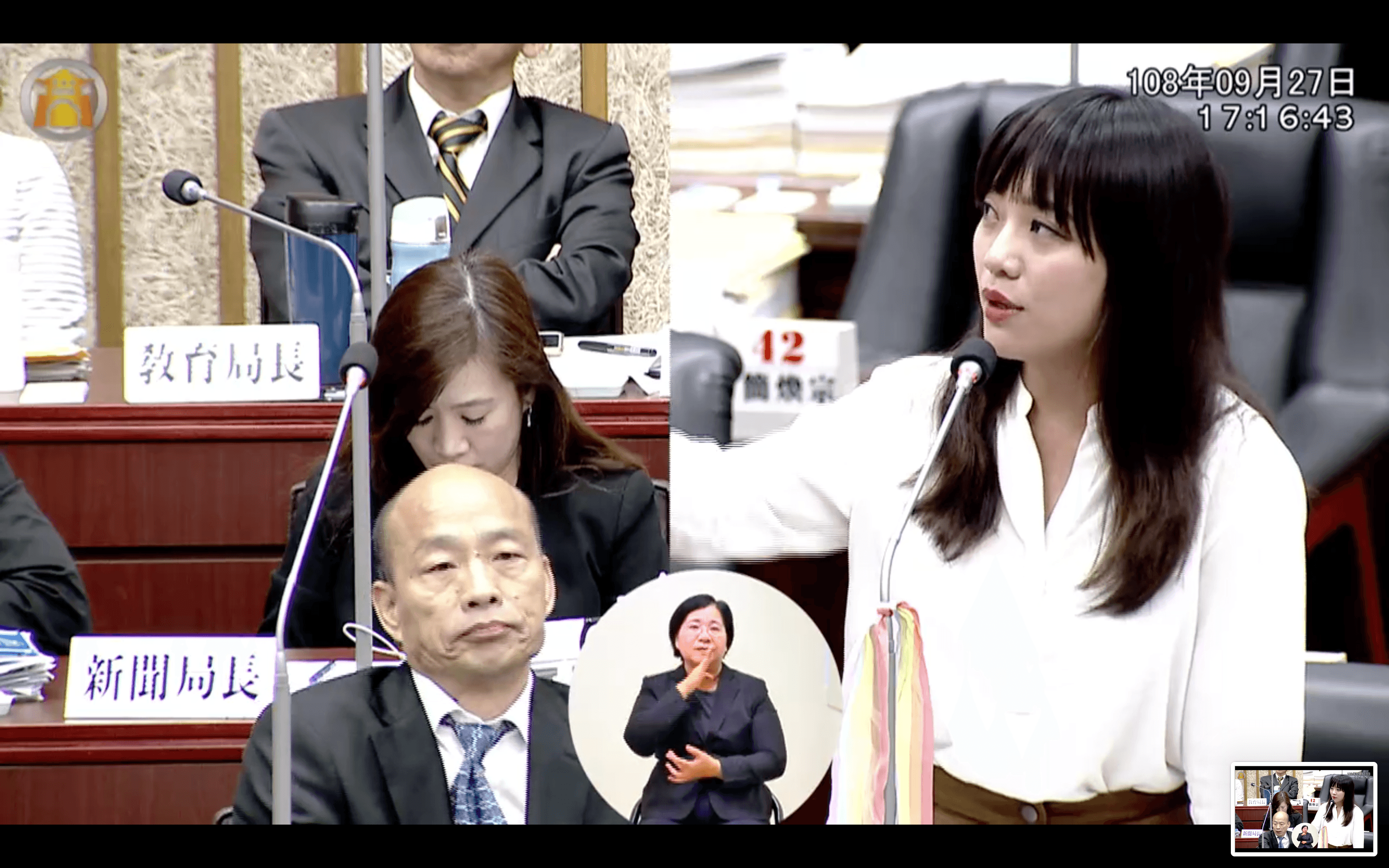 韓國瑜最後一分鐘才回答鳳山相關問題並迅速坐下，不再回答。（圖片取自高雄市議會）