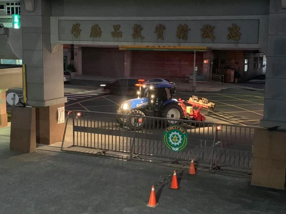 一名高中生因白天務農，趕不及上課，因此直接將曳引機開到學校。（圖／翻攝自臉書加藤軍台灣粉絲團 2.0）