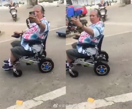 洪金寶以前就曾被網友在大馬路上偷拍坐輪椅行動的樣貌。（翻攝自娛樂新趣報微博）