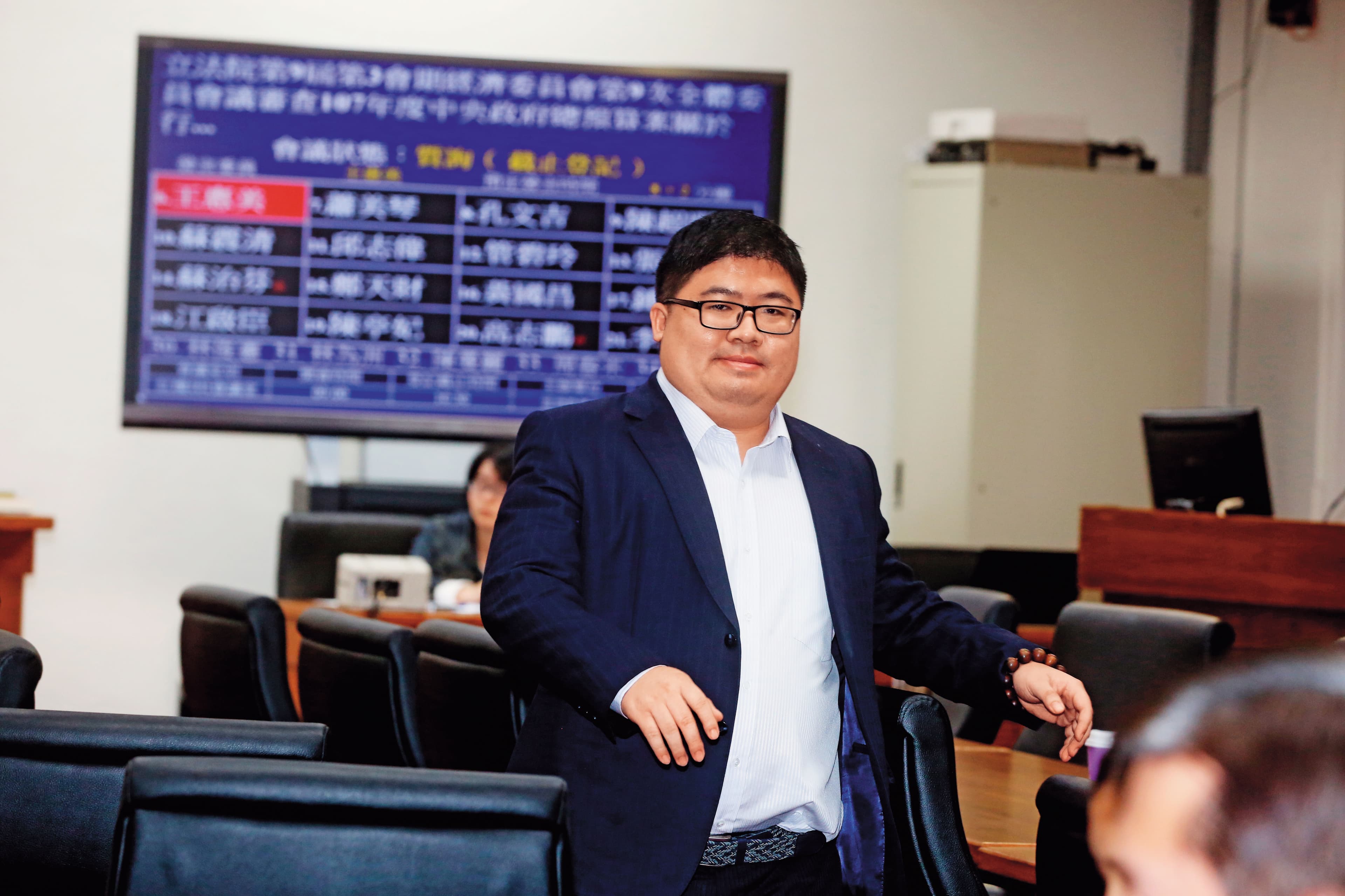 立委蔡易餘（圖）問政犀利拚連任，連總統蔡英文都大讚他是「靈活的胖子」，未料卻因爺爺祖墳而鬧出官司糾紛。