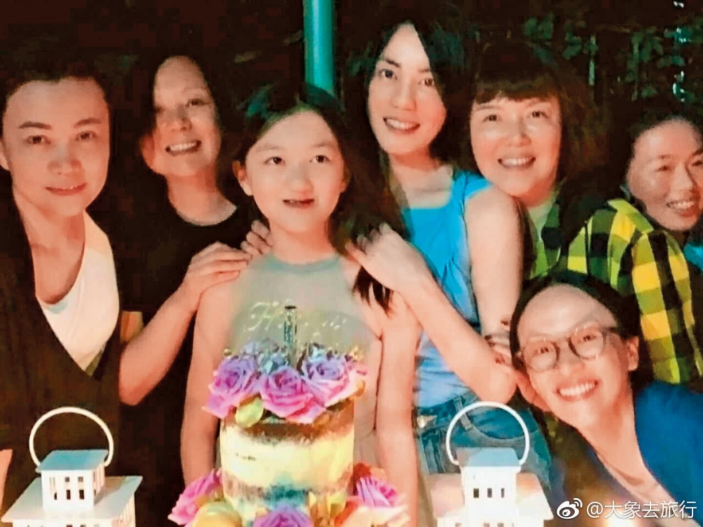 王菲（左四）相當寵溺李嫣，去年幫李嫣慶生，今年愛女生日她卻缺席了。（翻攝自大象去旅行微博）