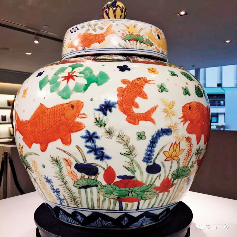 曹興誠2000年買下乾隆包袱瓶，同時買下「嘉靖五彩魚藻紋蓋罐」（圖）當作聯電在美國上市的禮物。（翻攝自騰訊新聞網）