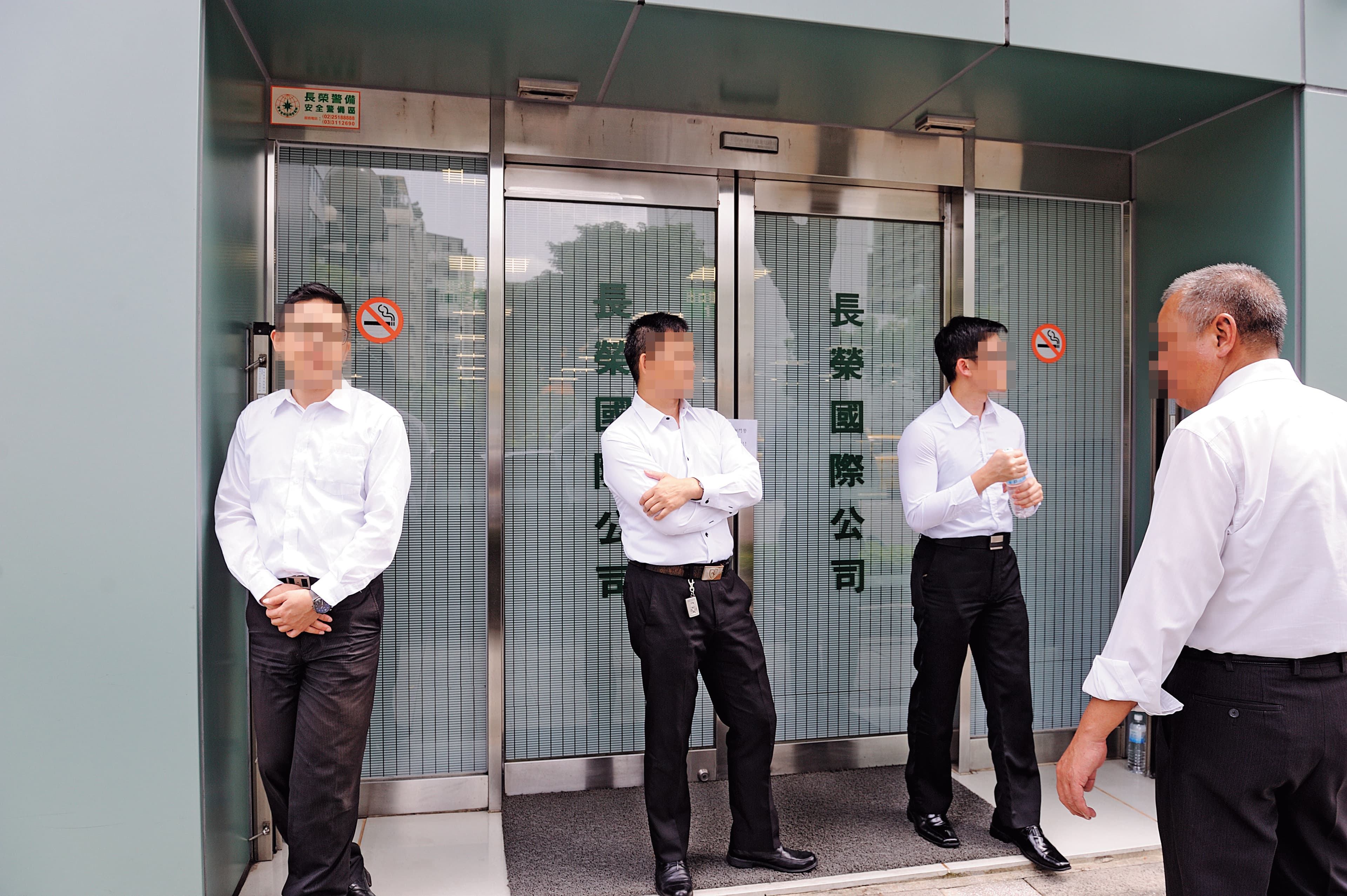 長榮集團傳出有黑道及黑槍介入經營權之爭後，集團由長榮保全嚴加戒備。