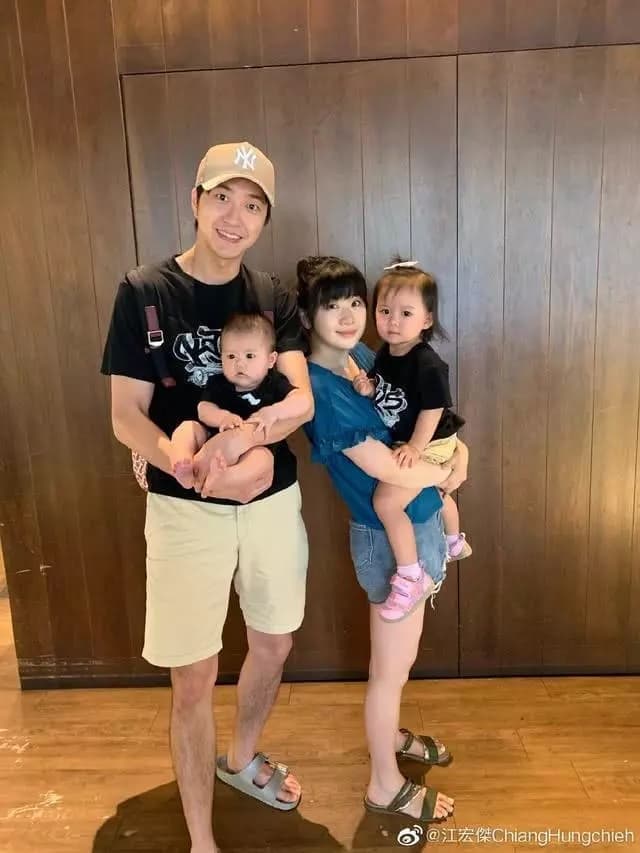 福原愛（右）及江宏傑結婚3年，育有一兒一女。（翻攝自江宏傑微博）